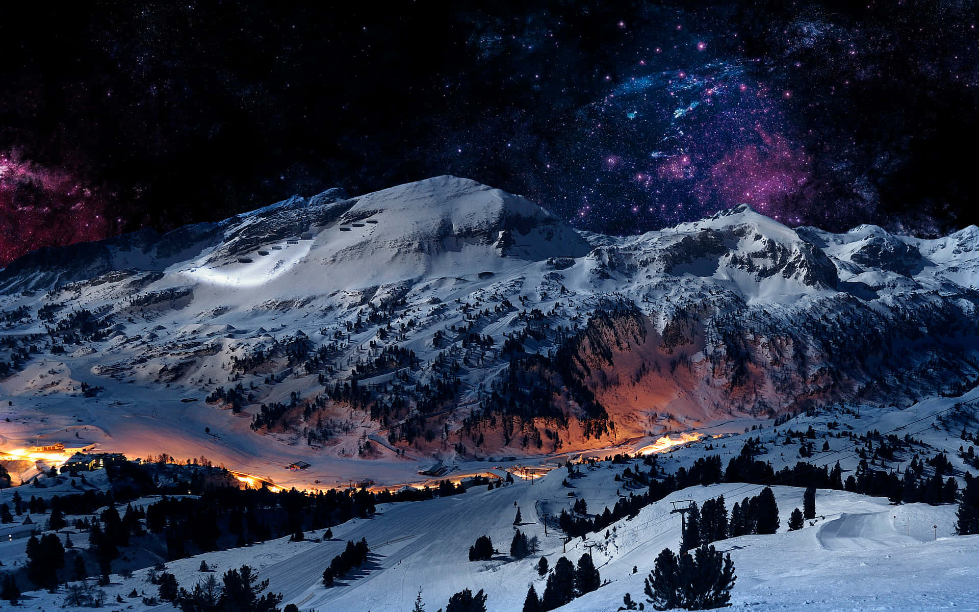 Mountain Scenes 桌布 壁紙 — 積雪的山峰在充滿活力的星空下閃耀，伴隨著紫色星雲和遠處村莊的燈光。
