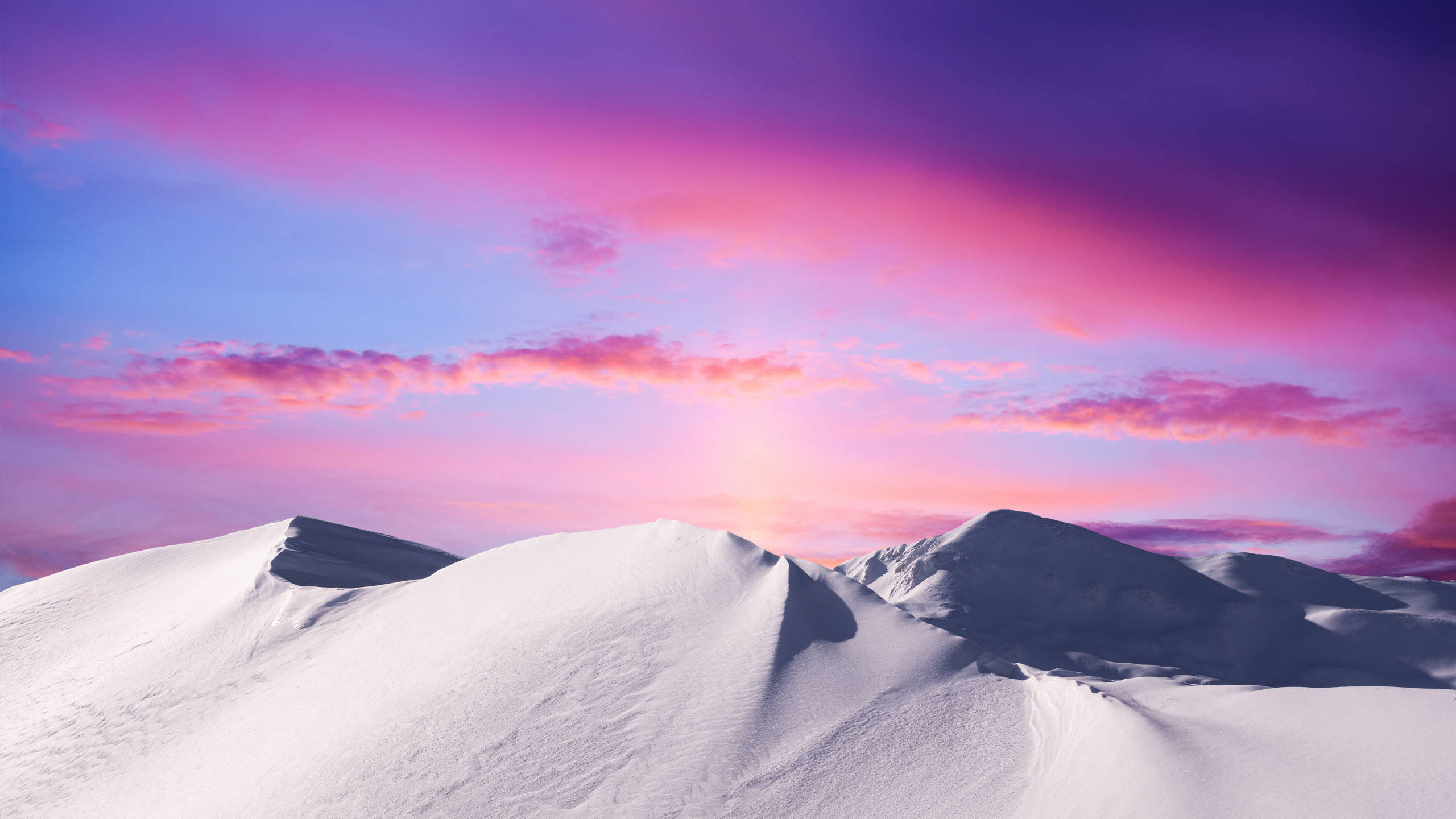 2560x1440 nature 桌布 壁紙 — 積雪的山峰在充滿活力的粉紅色和紫色日落天空下，伴隨著柔軟的雲朵閃耀。
