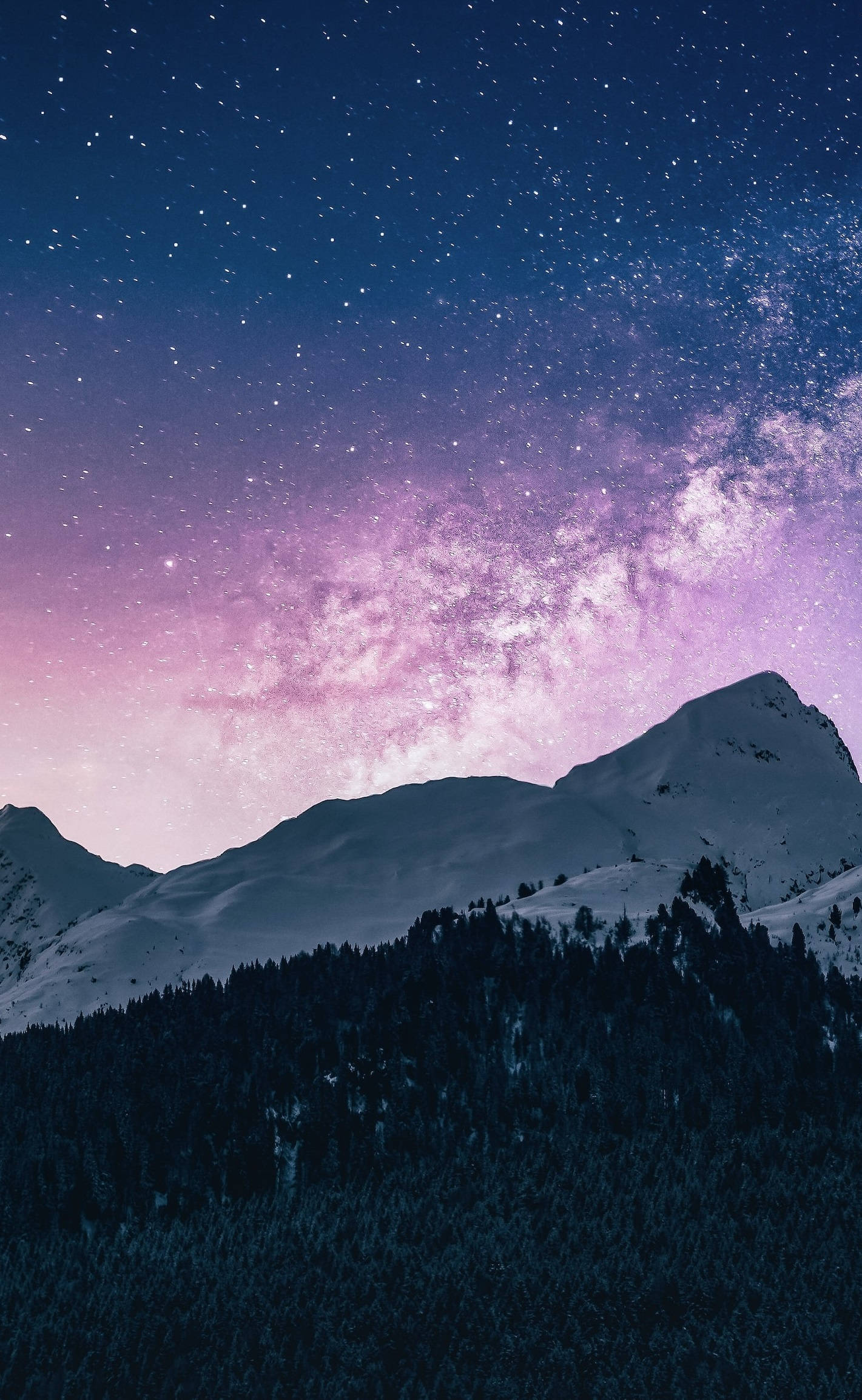 山景 桌布 壁紙 — 積雪的山峰在充滿活力的紫色和藍色星空下聳立，閃爍的銀河拱跨天際。