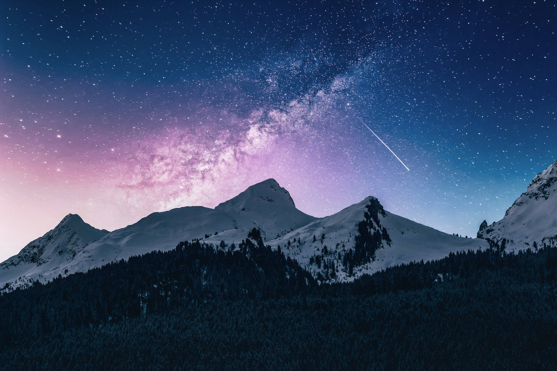 Mountain Landscape 桌布 壁紙 — 積雪的山峰在充滿活力的紫色和藍色星空下升起，一顆明亮的流星劃過銀河。