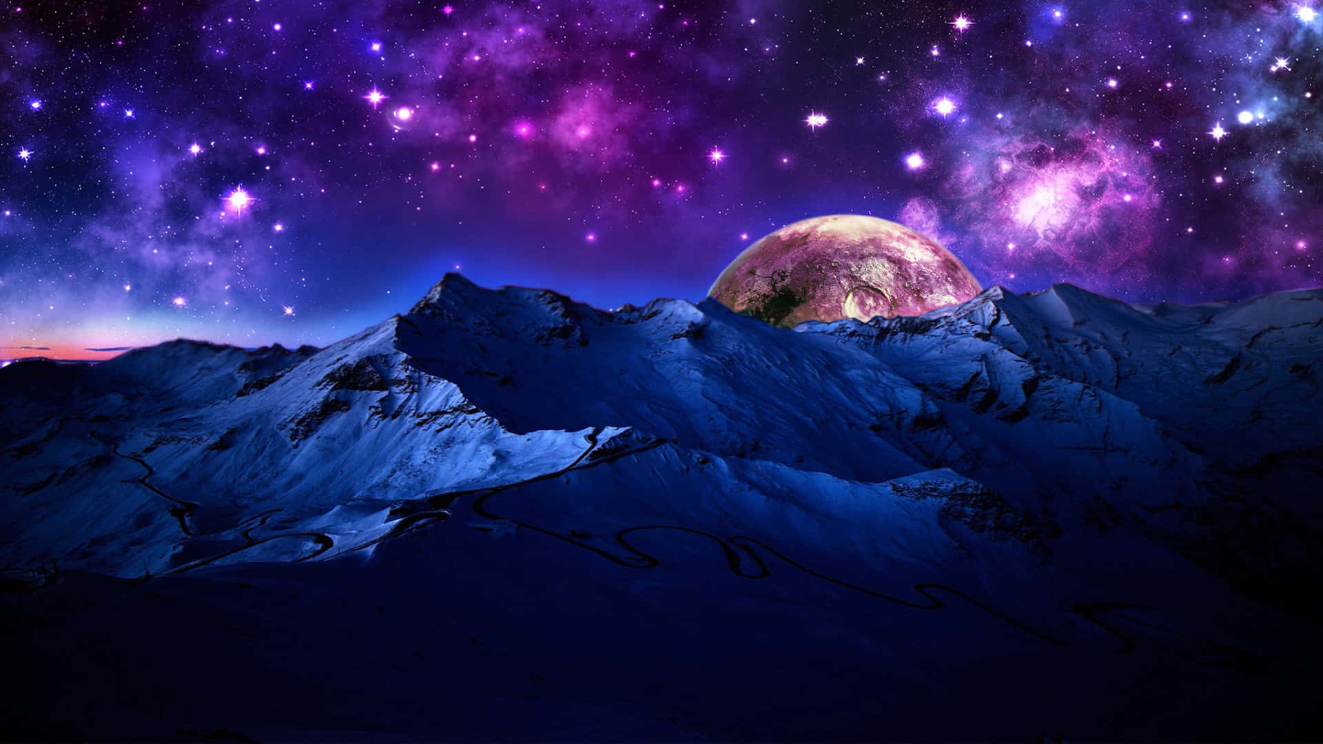 High Resolution Galaxy 桌布 壁紙 — 積雪的山峰在充滿活力的紫色星空下升起，地平線上有發光的外星行星。