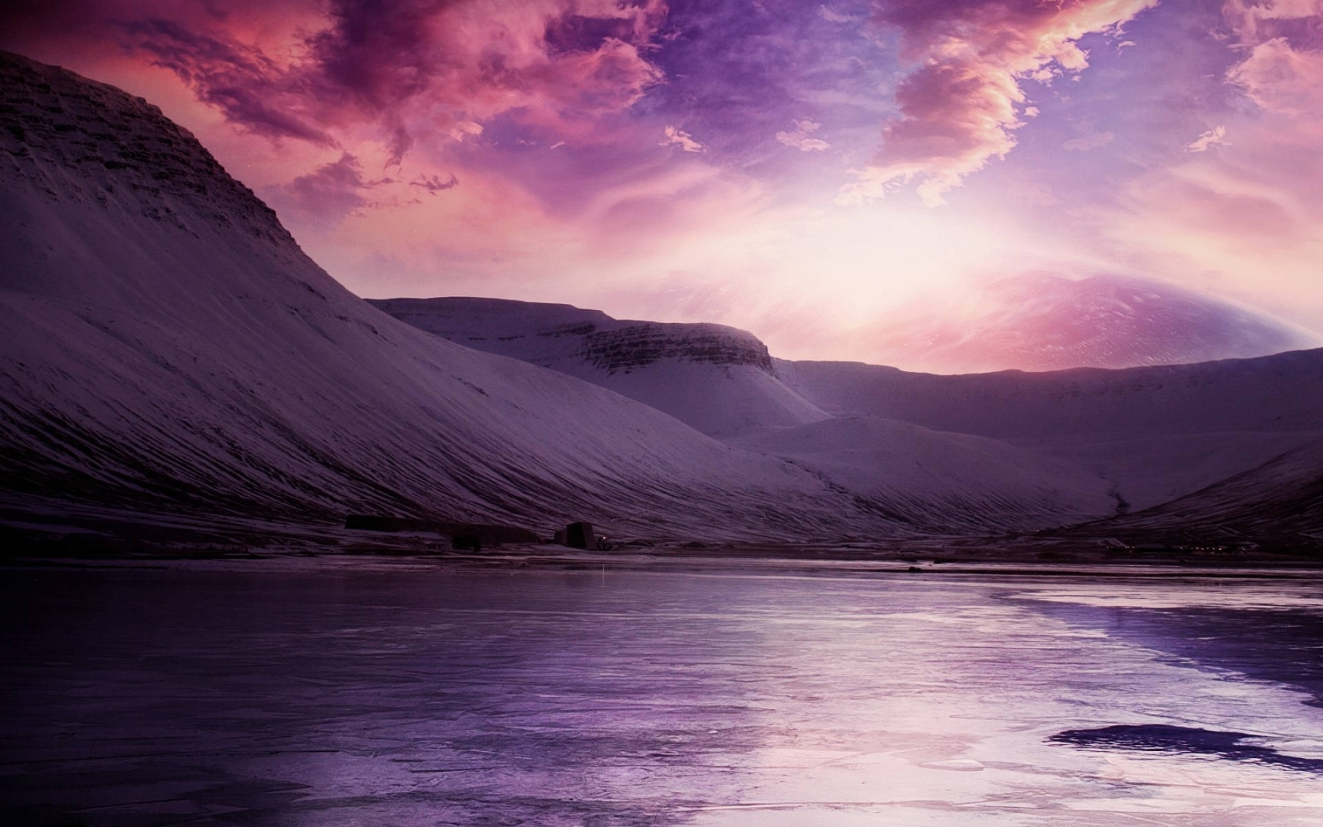 Beautiful Sky 桌布 壁紙 — 積雪的山峰在冰凍的湖面上倒映，天空是戲劇性的紫色和粉紅色日落。