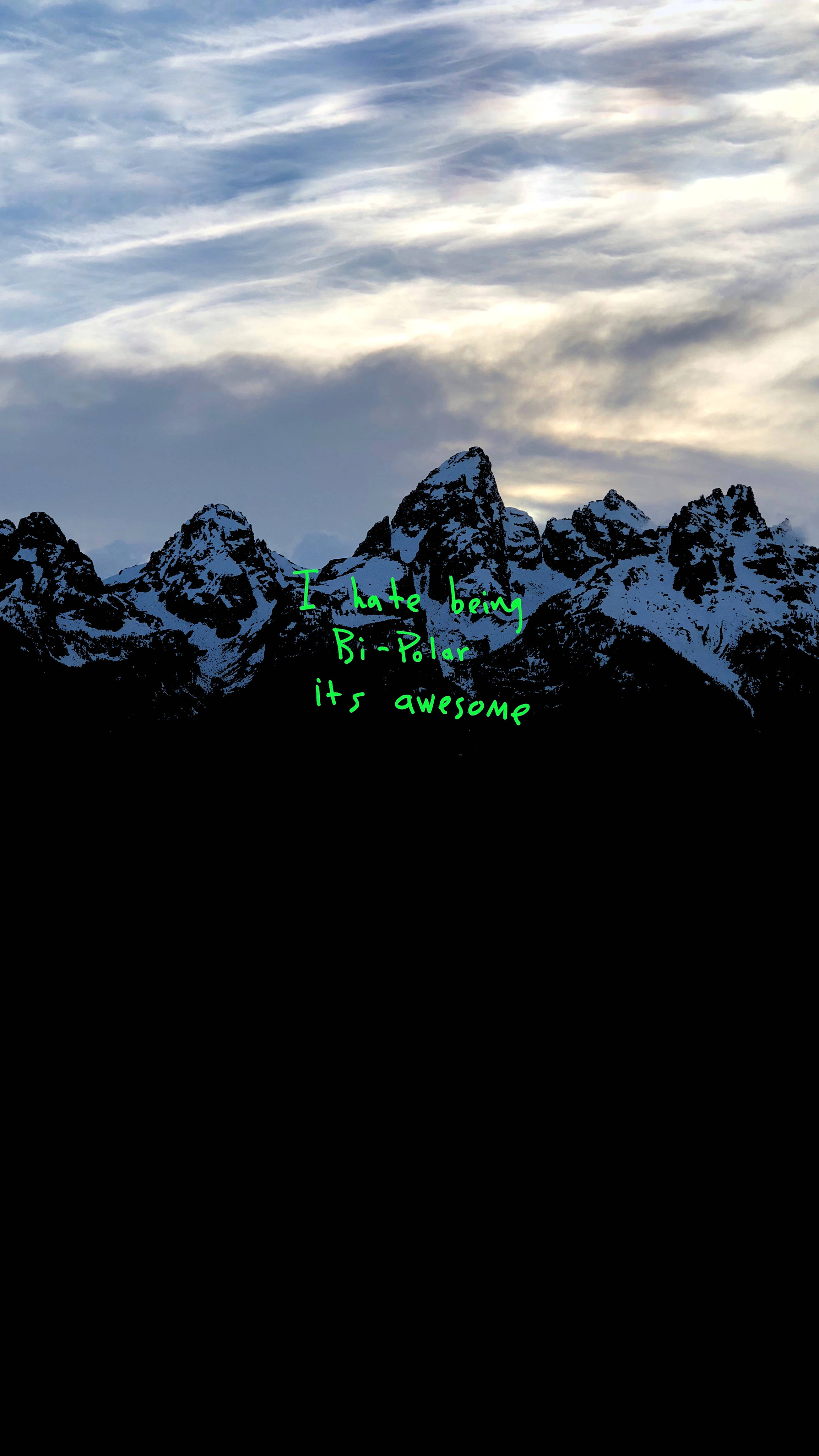 kanye west android 桌布 壁紙 — 積雪的山峰在多雲的暮色天空中聳立，並覆蓋著發光的綠色文字。