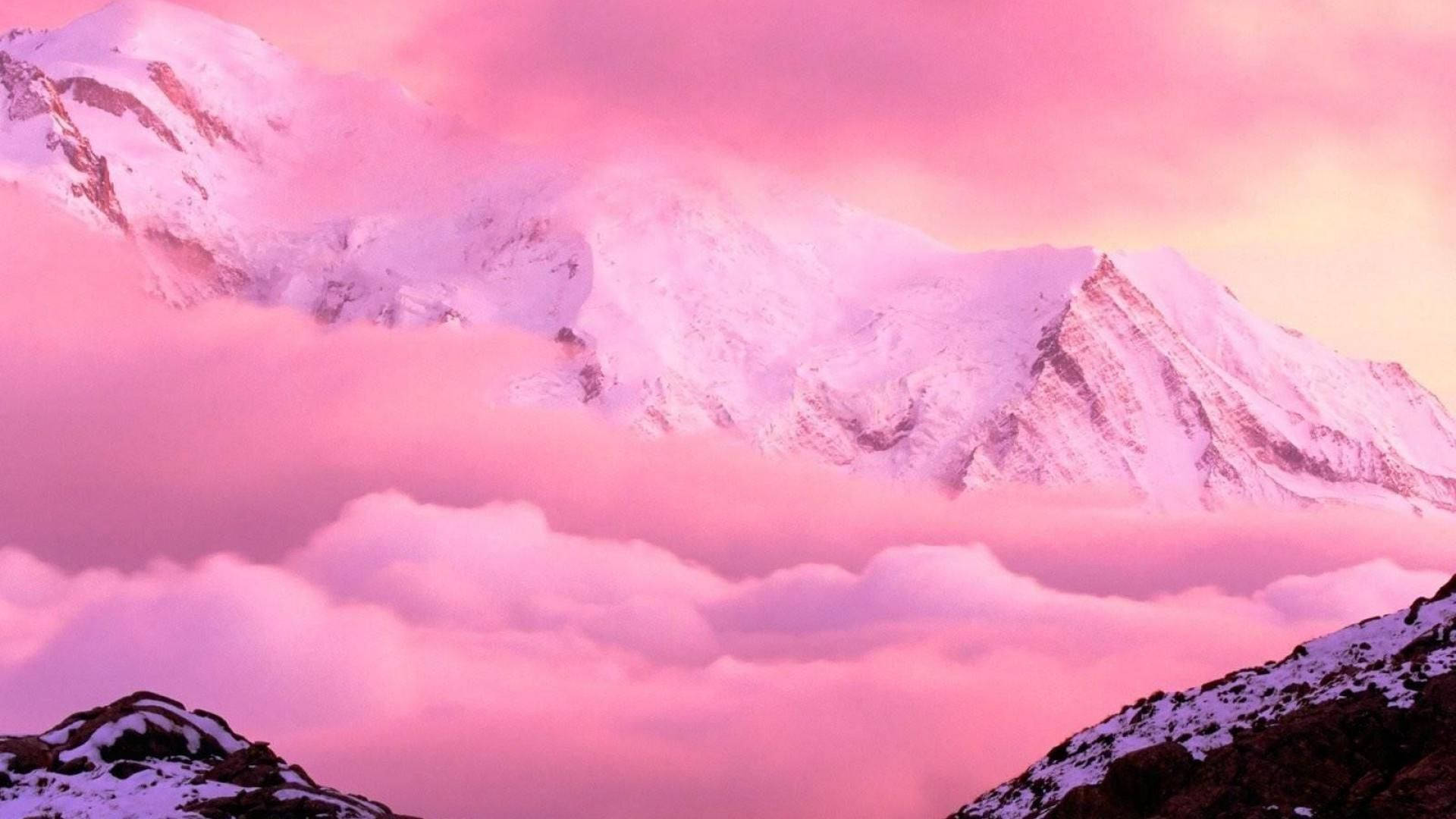 美學粉色GIF 桌布 壁紙 — 積雪的山峰在夢幻般的暮色天空下穿過粉紅色的雲層。