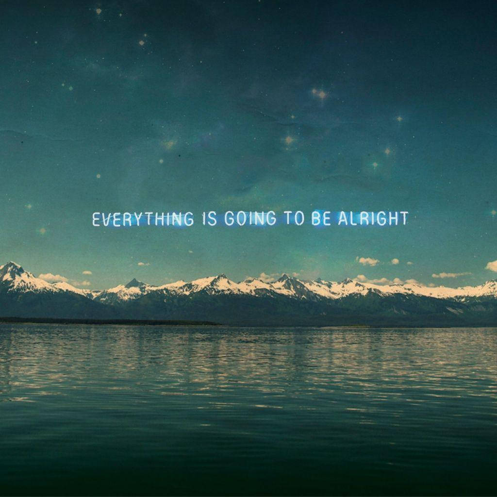 hang in there 桌布 壁紙 — 積雪的山峰在平靜的水面上倒映，星空下帶有藍綠色天空，發光文字顯示一切都會好起來。