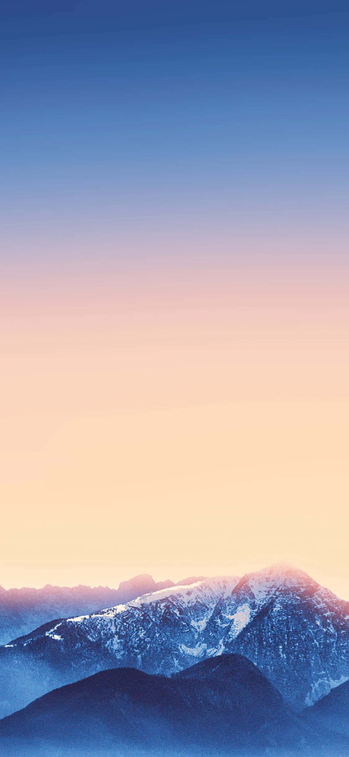 Retina Display 桌布 壁紙 — 積雪的山峰在日出時分，在從藍色漸變到桃色的柔和天空下閃耀。