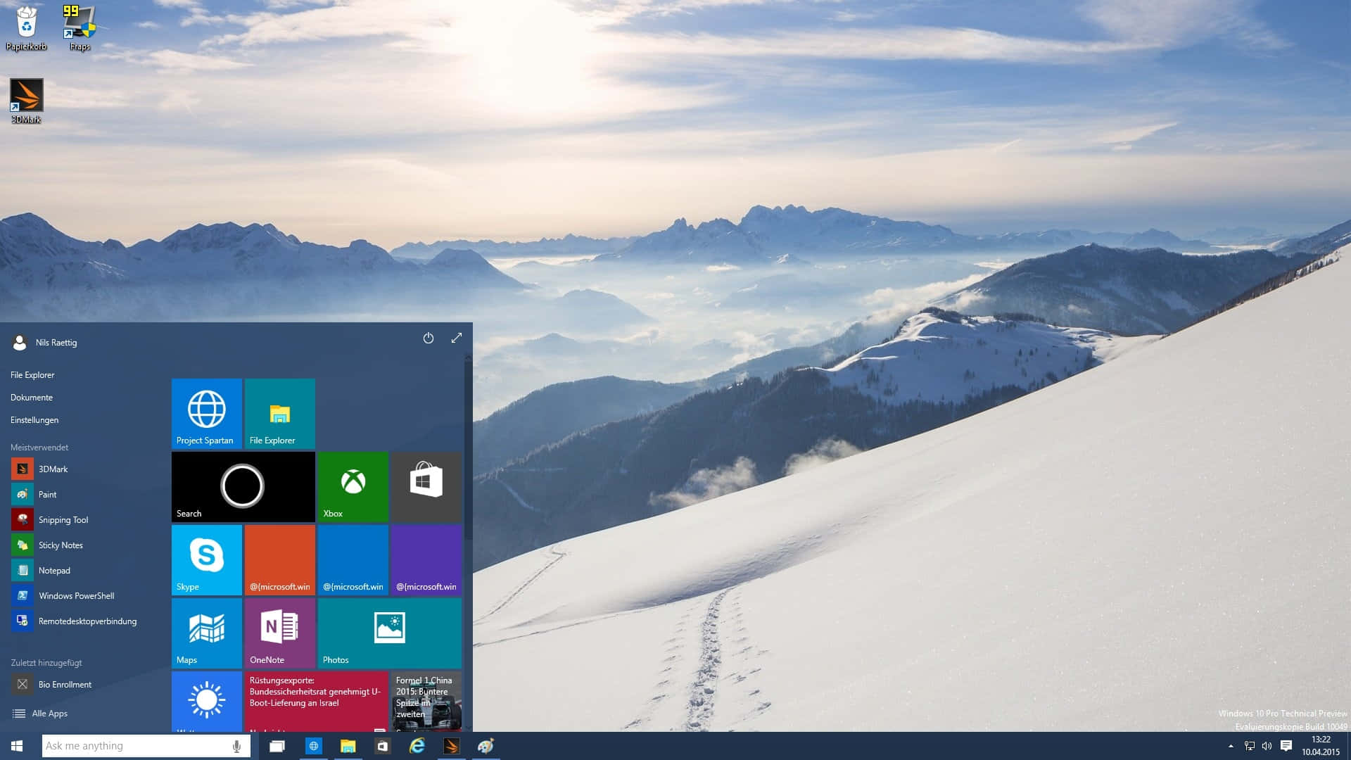 Windows 桌布 壁紙 — 積雪的山峰在明亮的陽光下聳立於雲海之上，並帶有 Windows 8 開始畫面疊加層。