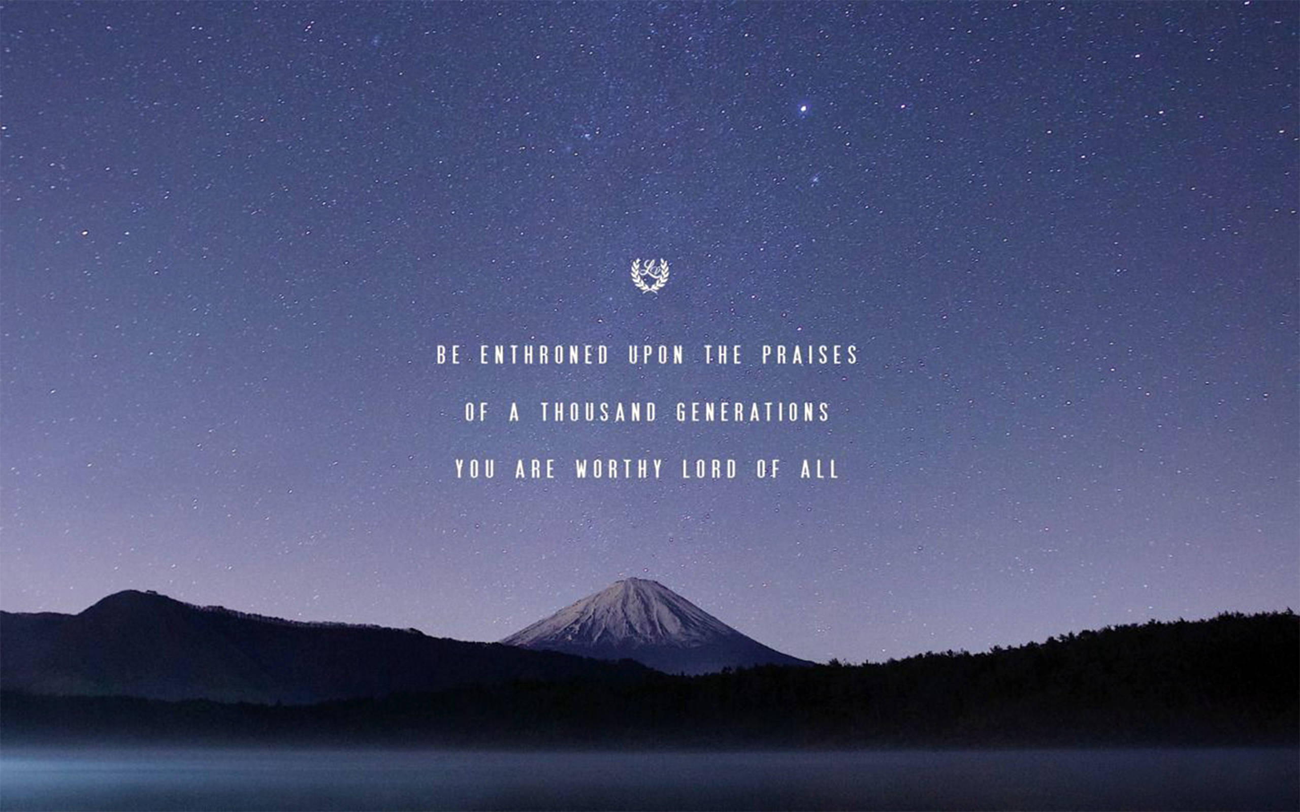 超炫動圖 桌布 壁紙 — 積雪的山峰在星空下聳立，並覆蓋著鼓舞人心的文字。