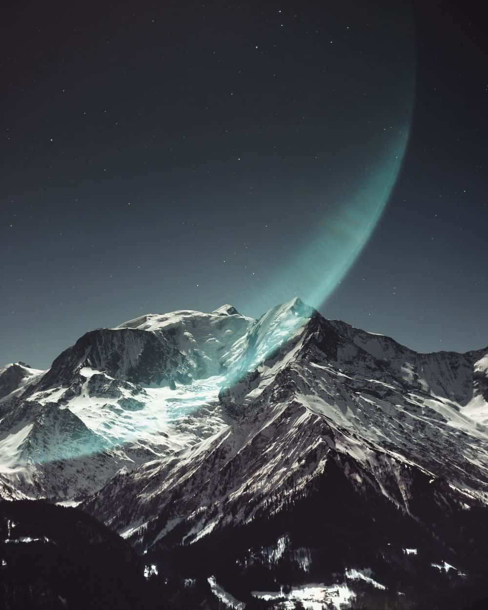 chill 桌布 壁紙 — 積雪的山峰在星空下閃耀，發光的青綠色極光在山脊上拱起。