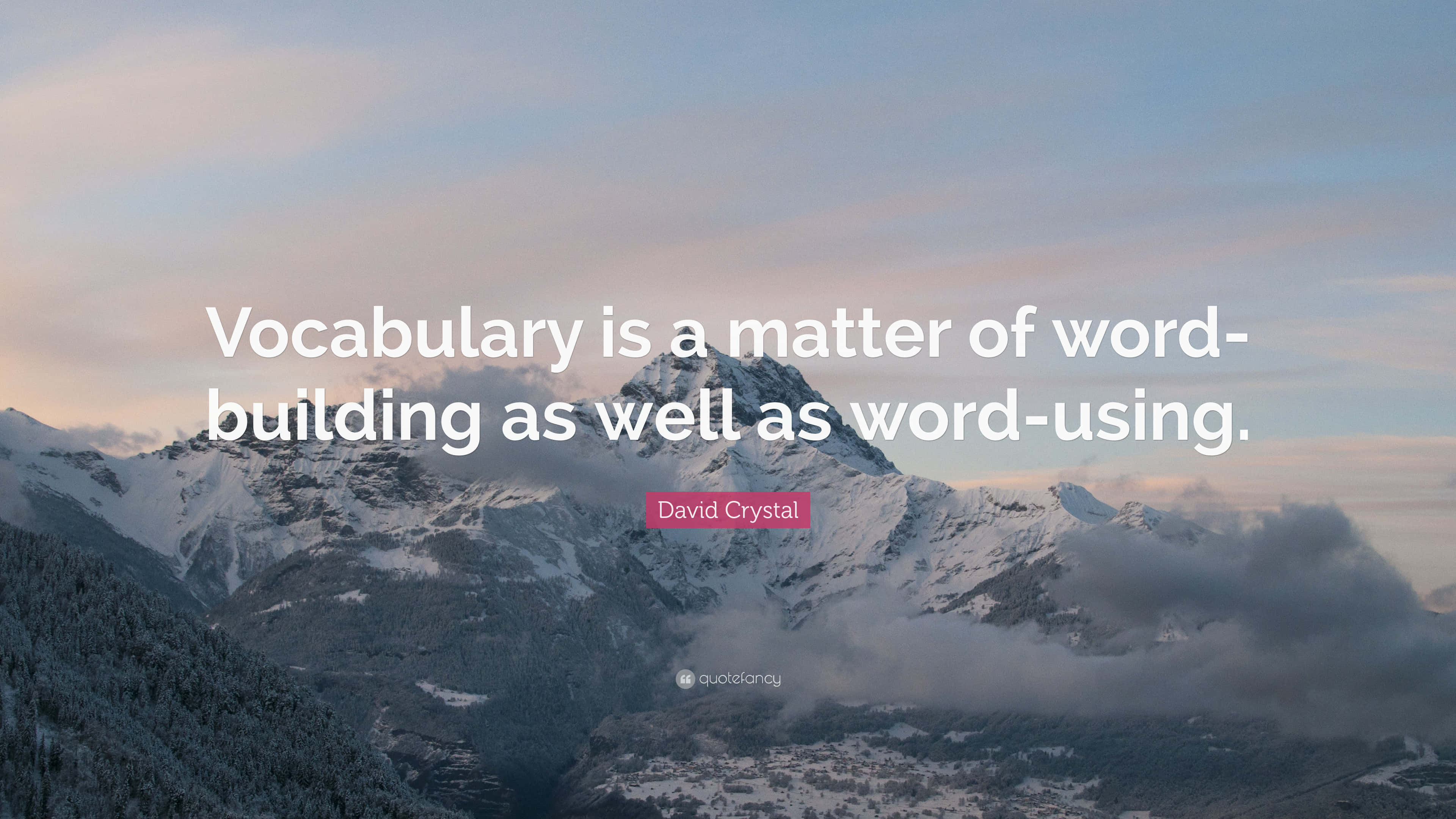 Vocabulary 桌布 壁紙 — 積雪的山峰在柔和粉彩天空下穿過雲層，並覆蓋著一句引言。