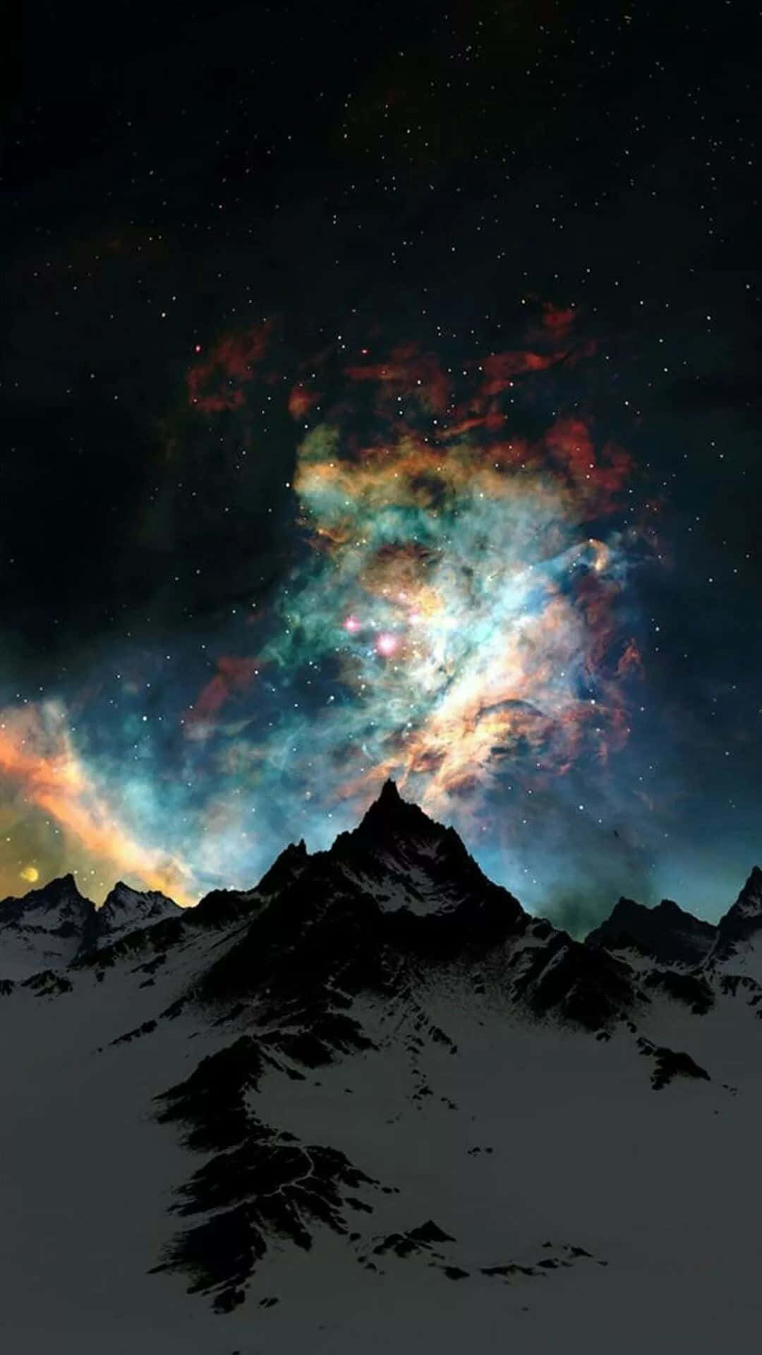 桌布 壁紙 — 積雪的山峰在繁星點點的夜空下，映襯著散發紅、藍、橙色光芒的鮮豔宇宙星雲。
