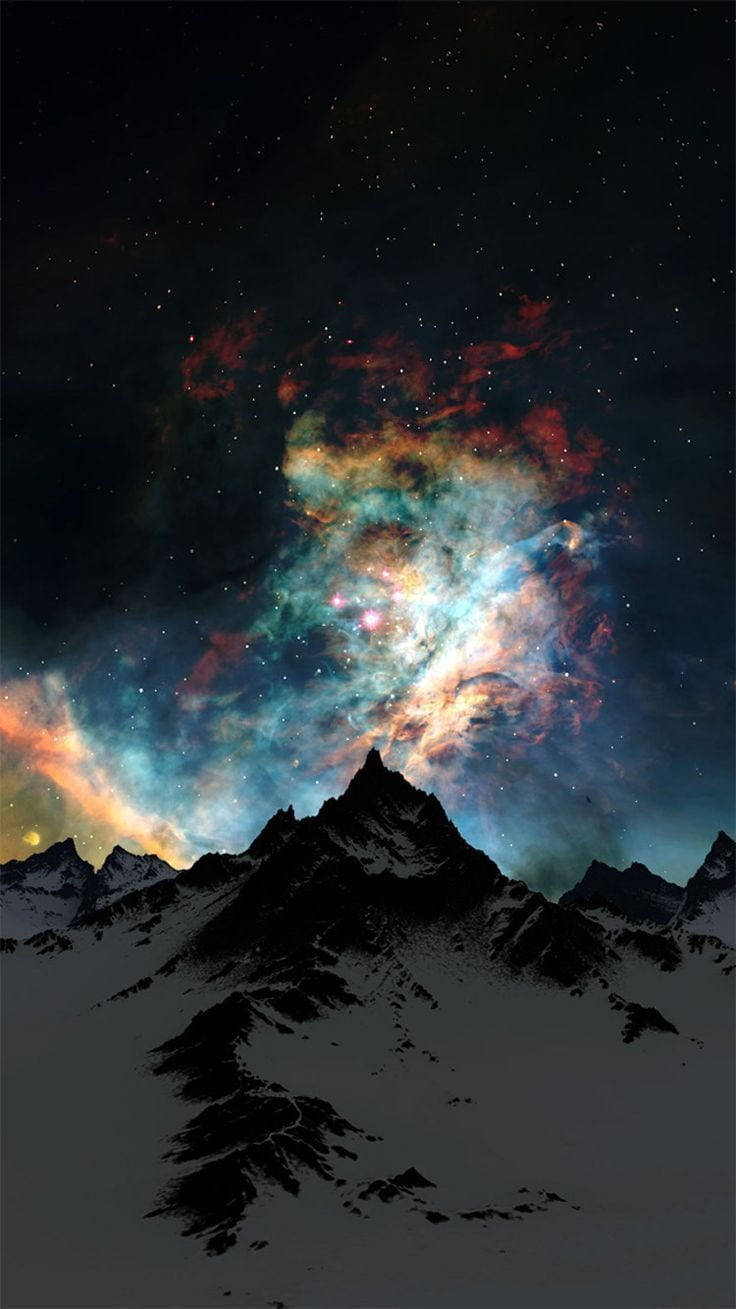 在色彩繽紛的星雲和星空下的積雪山脈 — 雪 壁紙