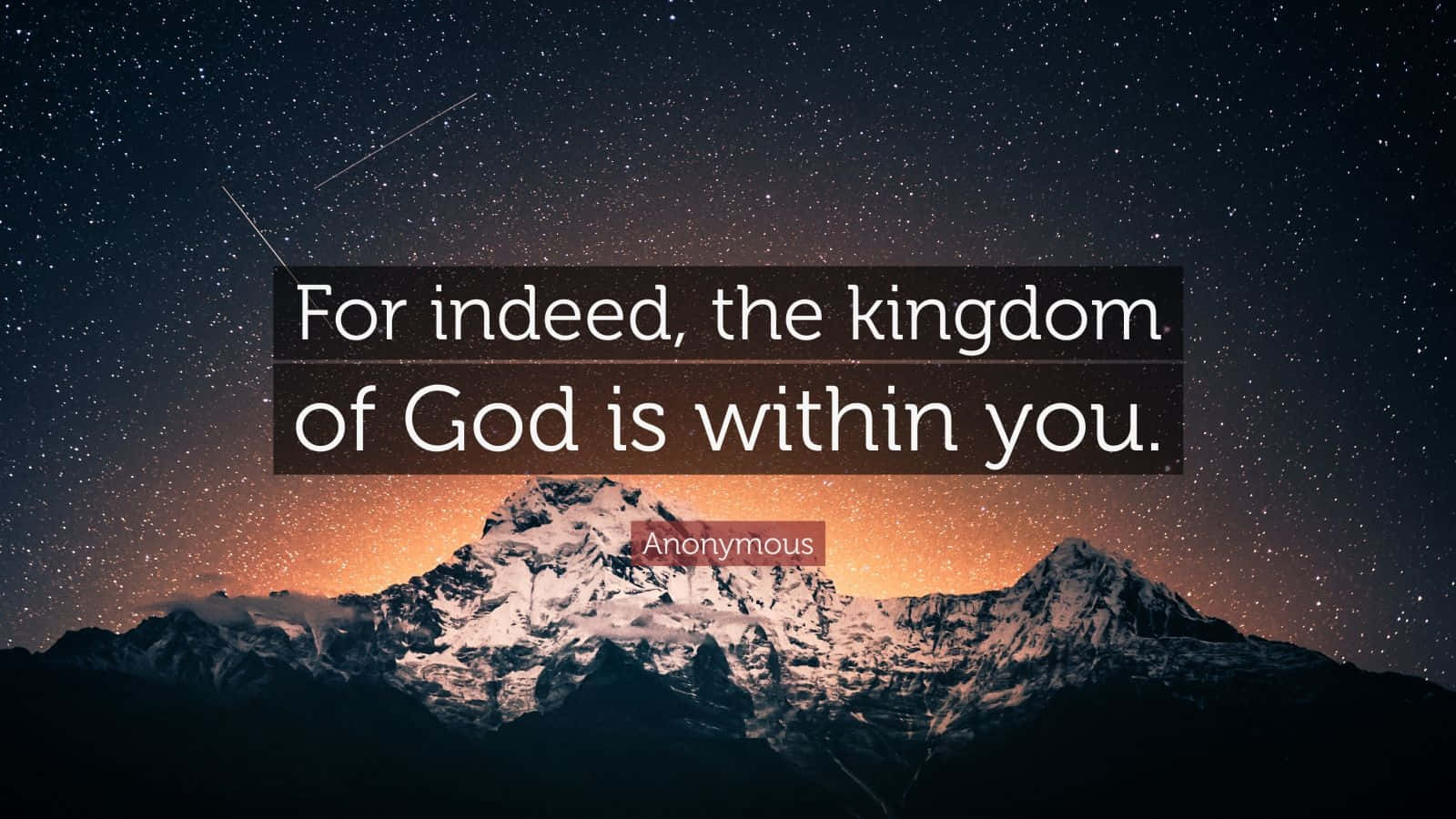 Kingdom Of God 桌布 壁紙 — 積雪的山峰在繁星點點的夜空下升起，地平線閃耀，流星劃過引文疊加層之上。