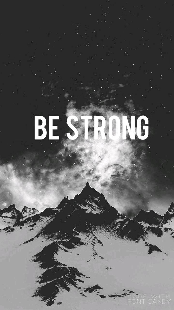 繁星夜空下的雪山，帶有文字 be strong。 — 勵志語錄 壁紙