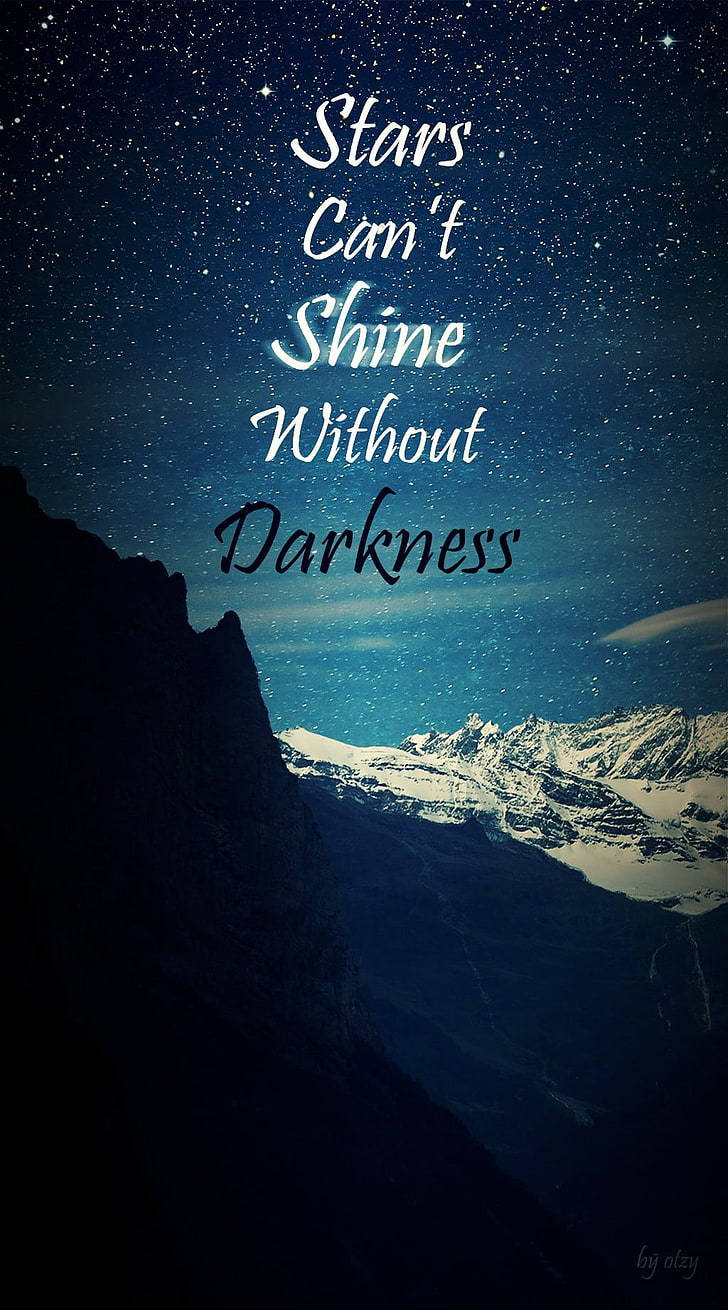 Stars 桌布 壁紙 — 積雪的山峰在繁星點點的夜空下聳立，並疊加了引文 Stars Can't Shine Without Darkness。