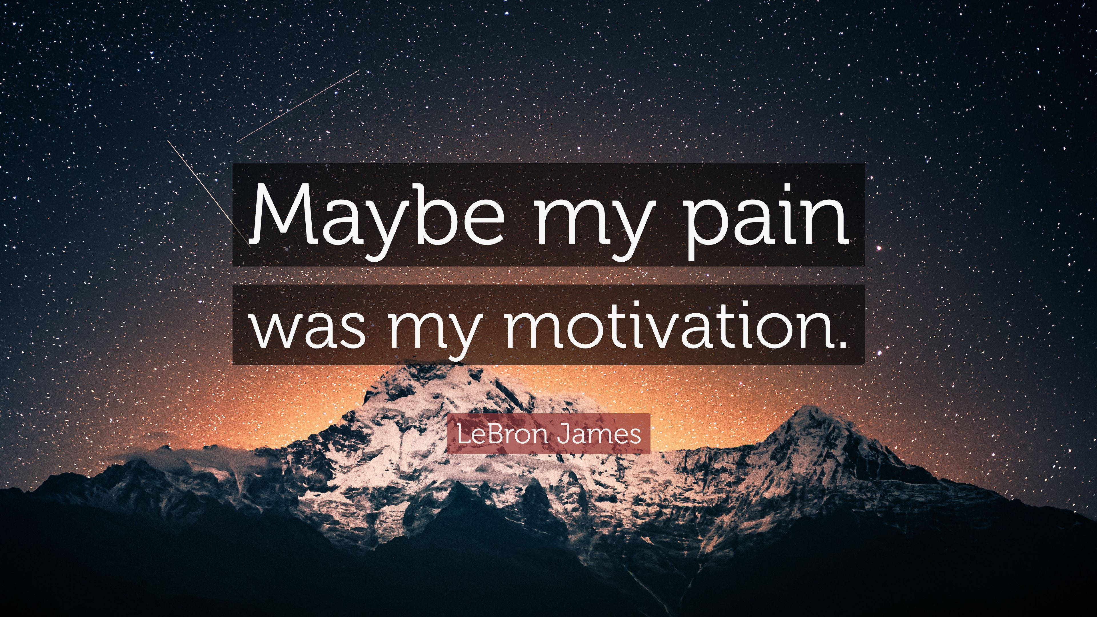 Pain Quotes 桌布 壁紙 — 積雪的山峰在繁星點點的夜空下閃耀，並覆蓋著一句勵志名言。