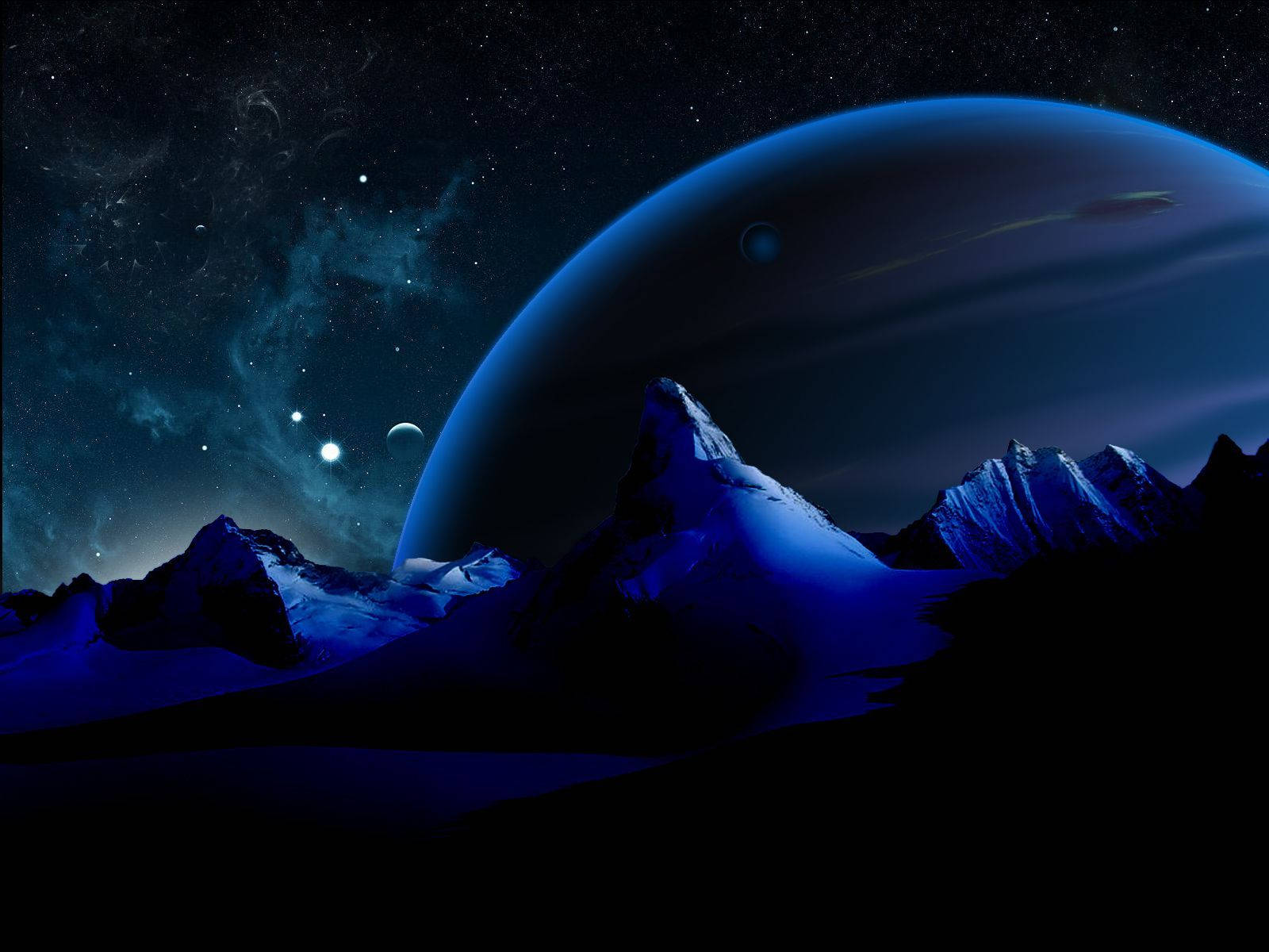 太陽系 桌布 壁紙 — 積雪的山峰在繁星點點的宇宙天空下，聳立於一顆巨大的藍色行星之下。