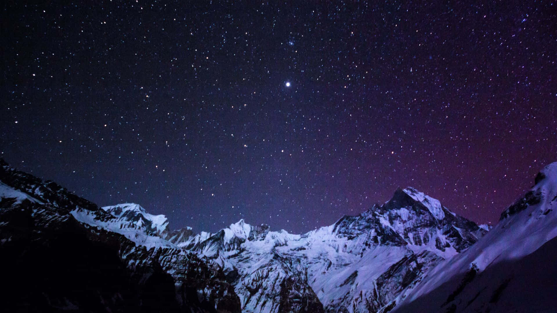 山脈 桌布 壁紙 — 積雪的山峰在閃爍著紫色極光的星空下聳立。