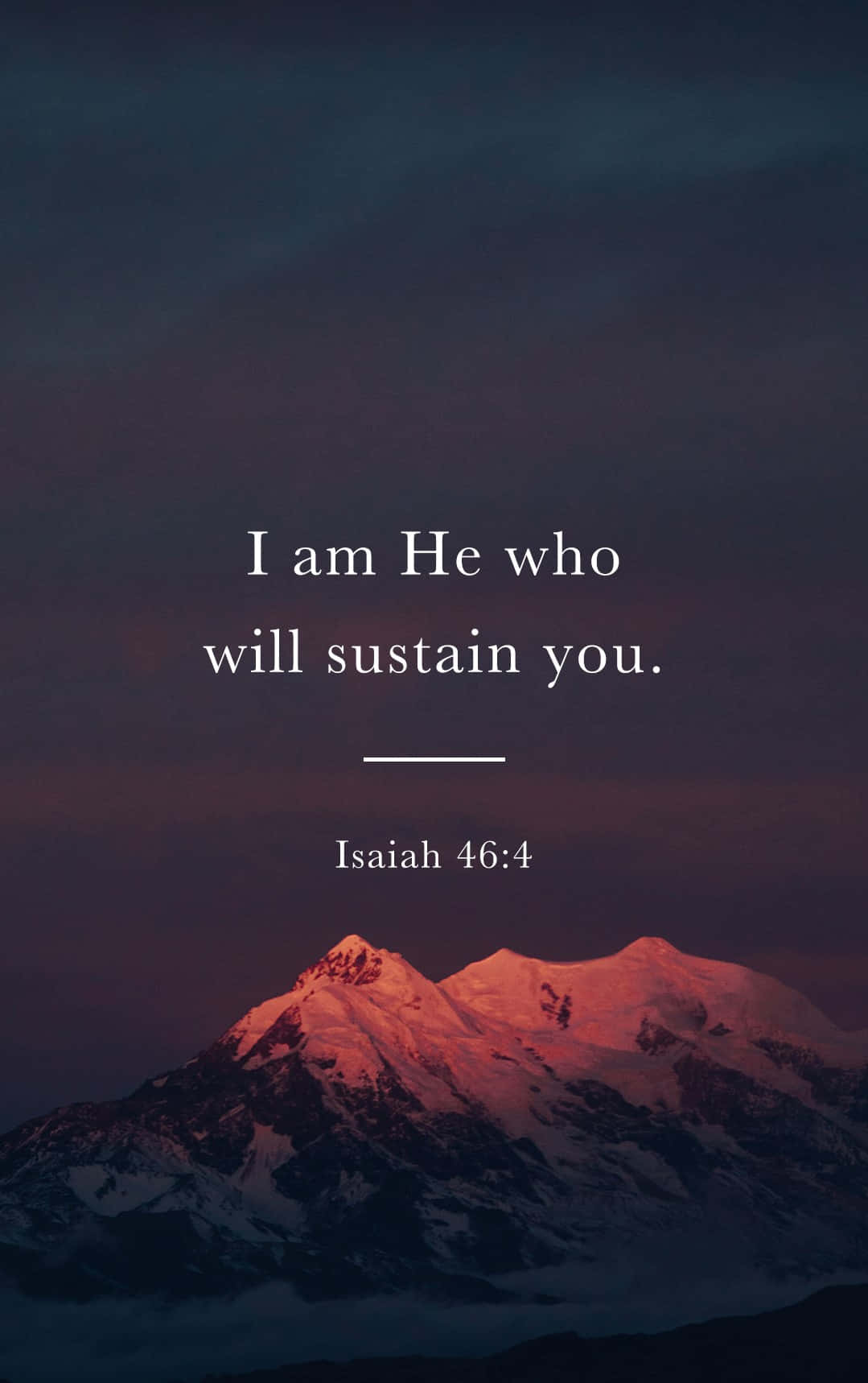 Cute Bible Verse 桌布 壁紙 — 積雪的山峰在黃昏時分在深紫色天空下發出粉紅色的光芒，並疊加了一句聖經經文。