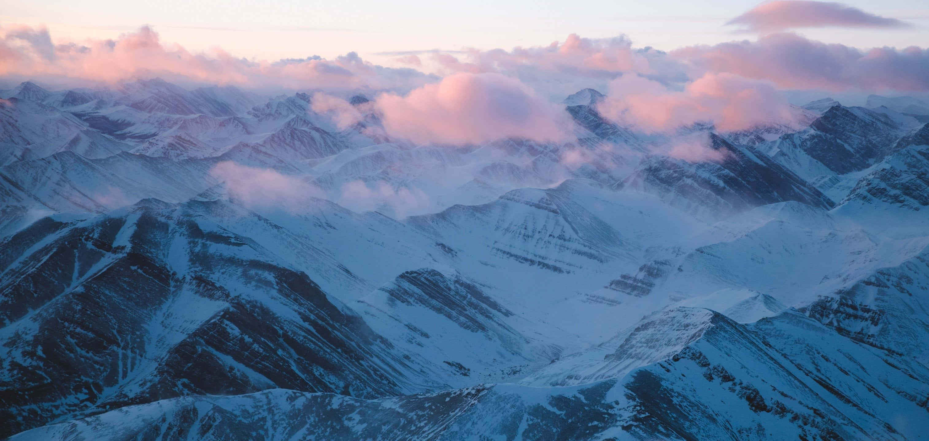 山景 桌布 壁紙 — 積雪的山峰在黎明時分穿透柔和的粉紅色和藍色雲層。