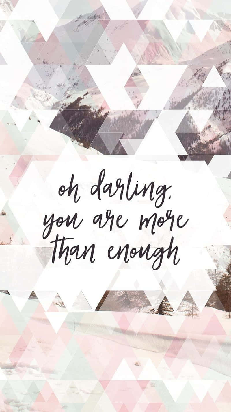 You Are Enough 桌布 壁紙 — 積雪的山峰穿過粉紅色和薄荷綠色的三角形疊加層顯現，上面有手寫文字說「噢親愛的，你已經足夠了」。