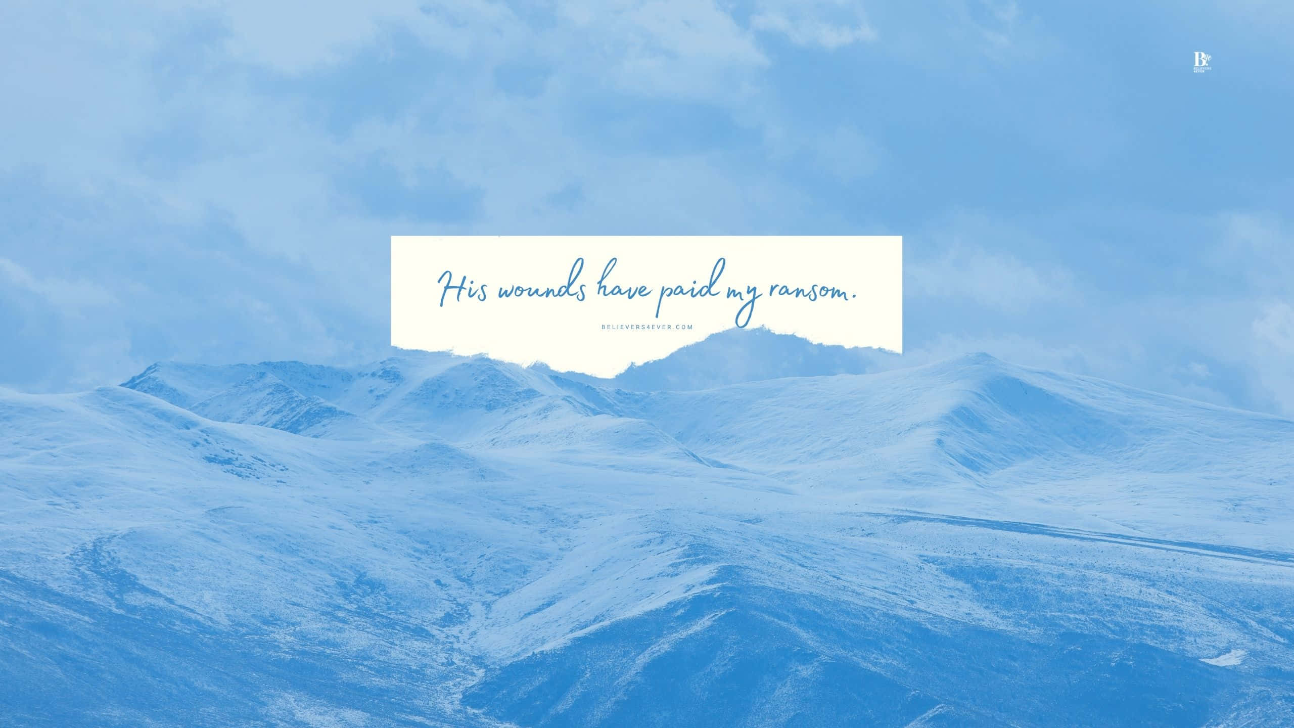 Inspirational Quotes 桌布 壁紙 — 積雪的山脈在柔和的藍天下延伸，伴隨著縷縷雲彩，中央覆蓋著一句啟發性的名言。
