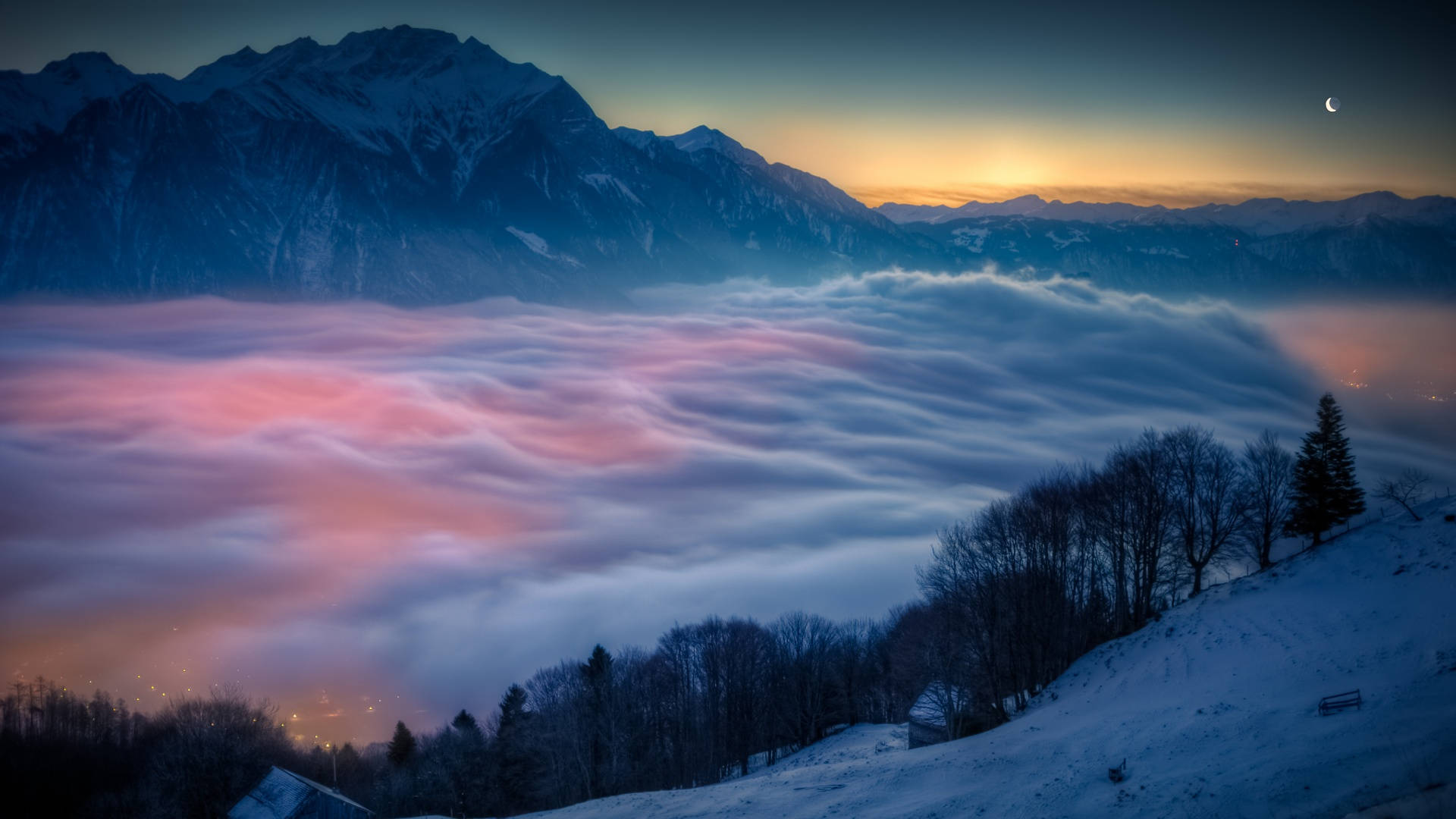 冬季美學 桌布 壁紙 — 積雪的山脈在黎明時分從粉紅色和藍色的雲海中升起，可見一彎新月。