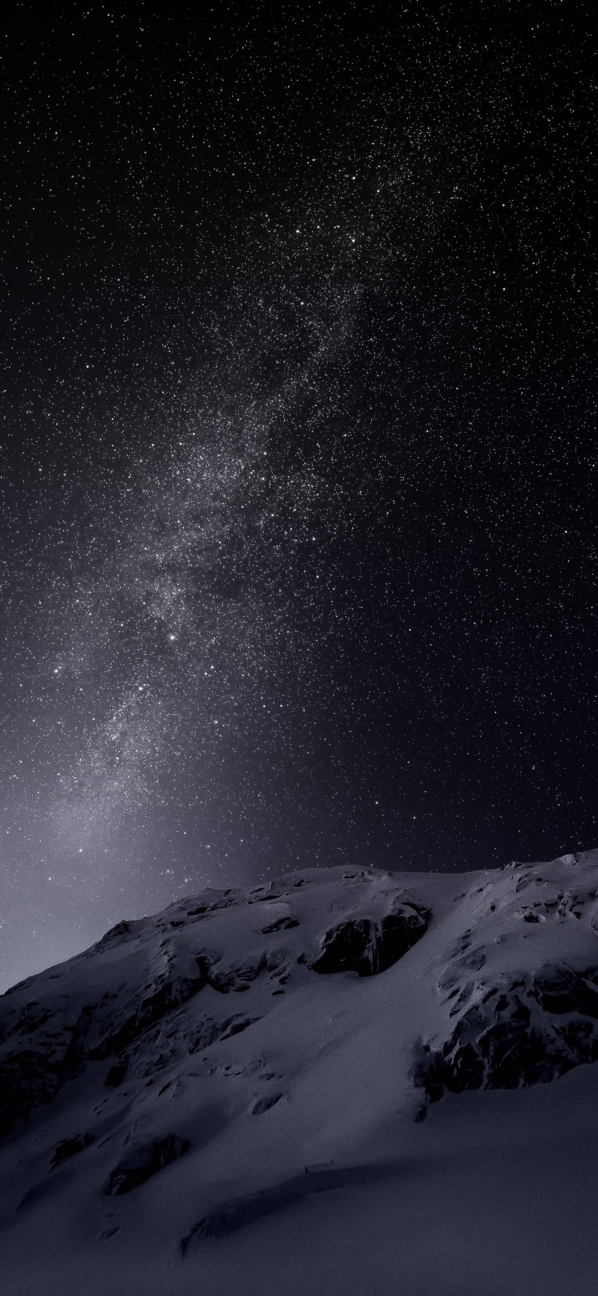 黑色 iPhone 桌布 桌布 壁紙 — 積雪的山脊，在令人驚嘆的星空下，銀河拱橋般橫跨其上。