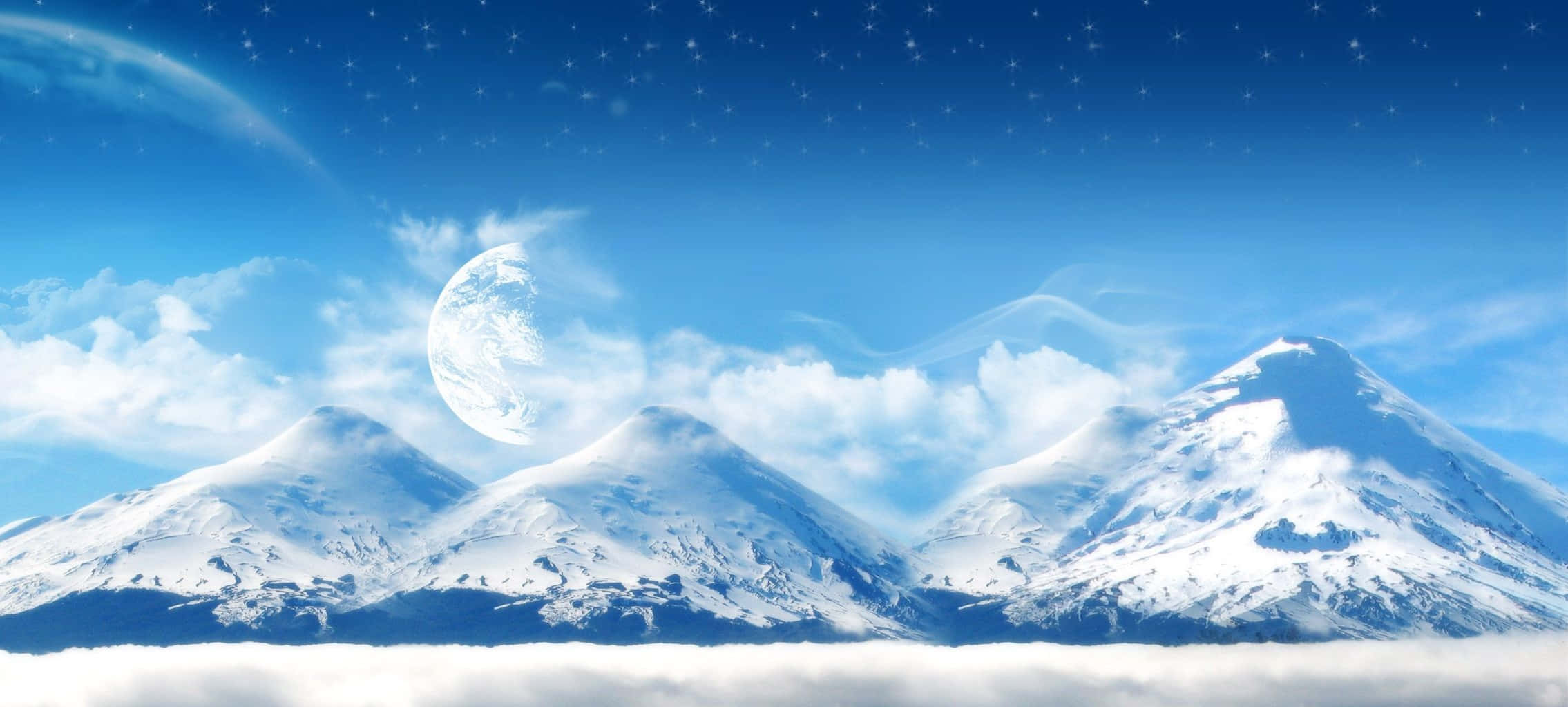 自然 桌布 壁紙 — 積雪覆蓋的山脈在雲層之上聳立，星空藍天下可見新月和地球。