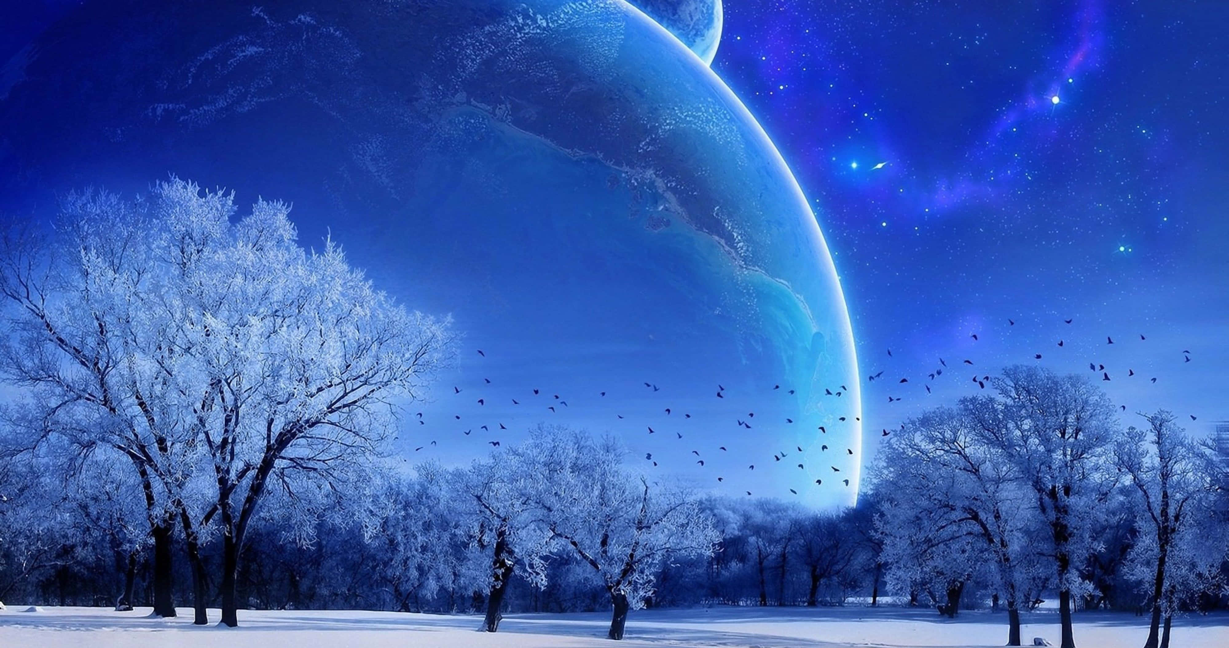 Snow 4K 桌布 壁紙 — 積雪覆蓋的樹木框住一顆巨大的發光藍色行星，在繁星點點的宇宙天空中升起，伴隨著飛鳥。