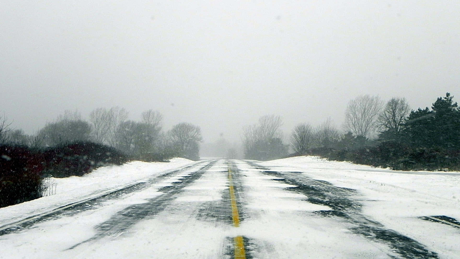 積雪覆蓋的道路 壁紙