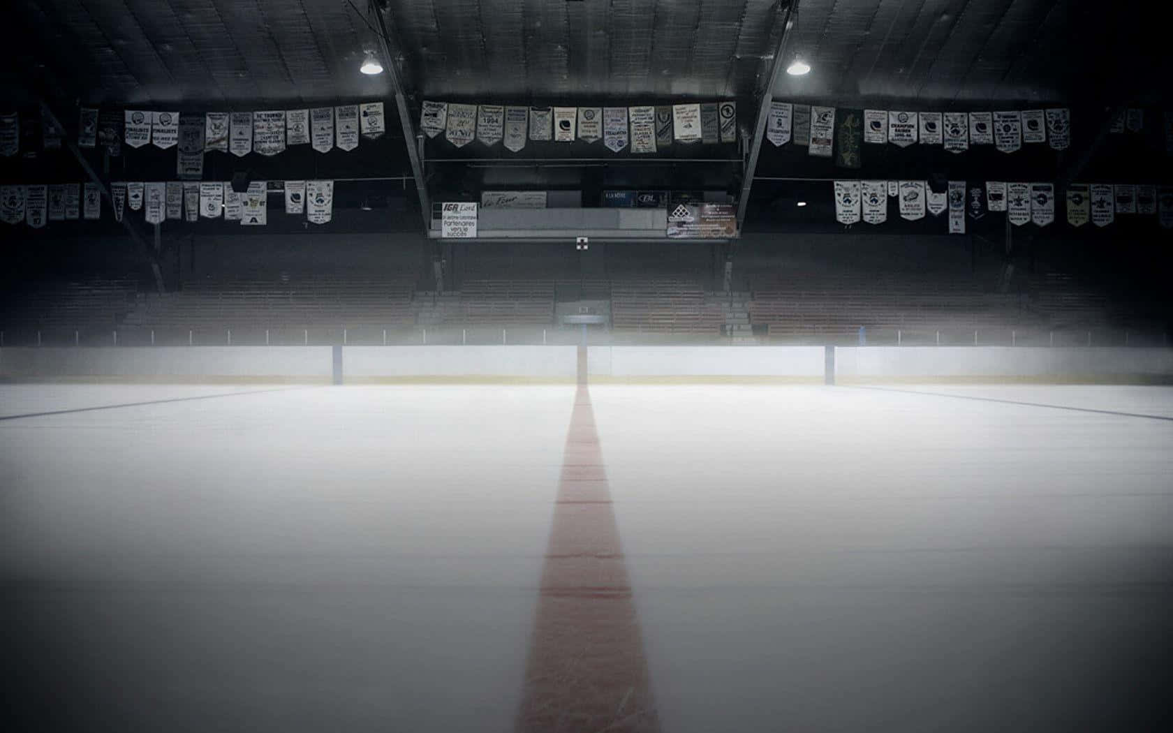 NHL 桌布 壁紙 — 空無一人的冰球場，昏暗燈光下，橫幅懸掛在看台上方。