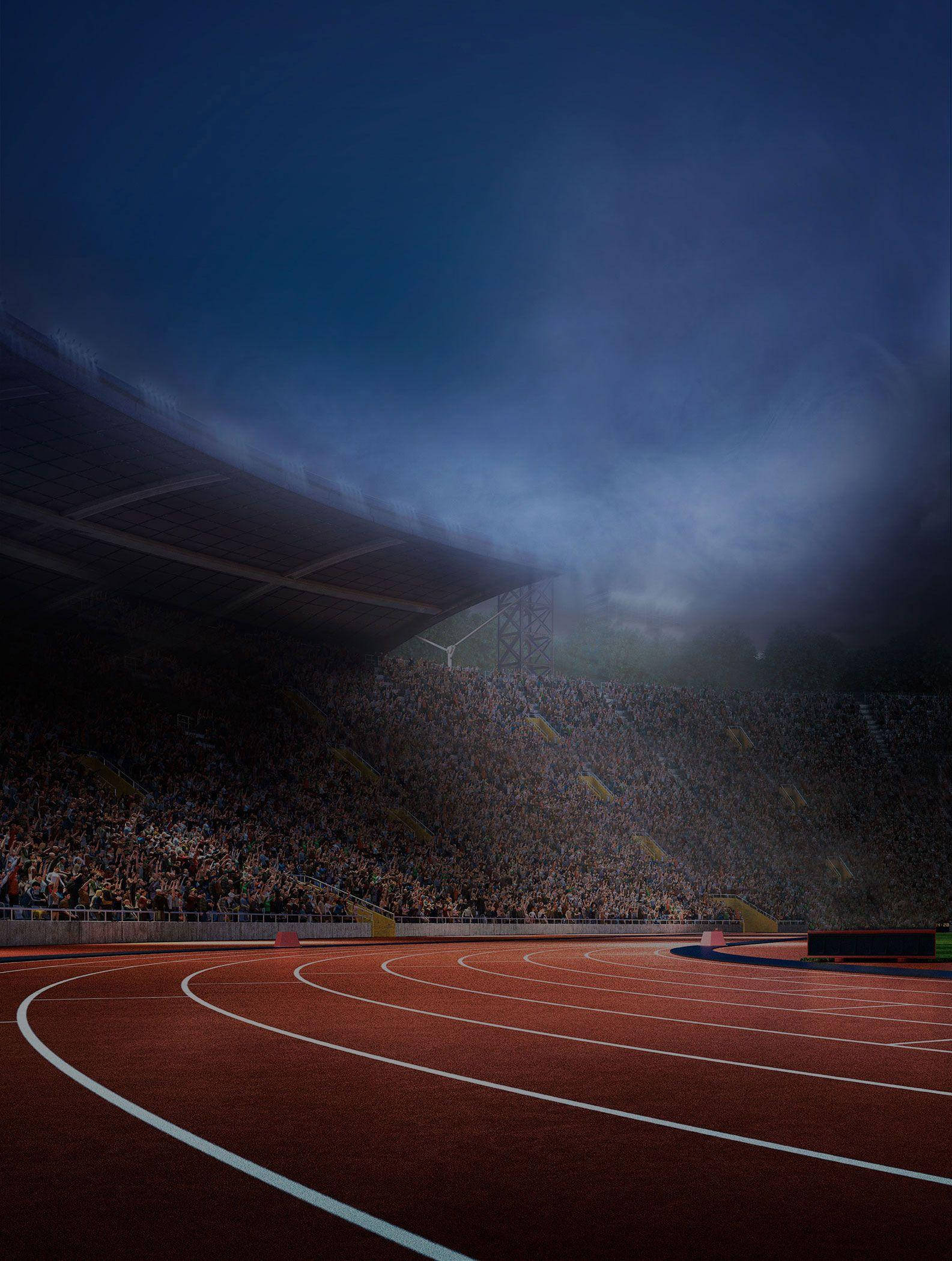 Athletic 桌布 壁紙 — 空無一人的紅色跑道，下方是黑暗風暴的天空，擠滿了體育場的人群。