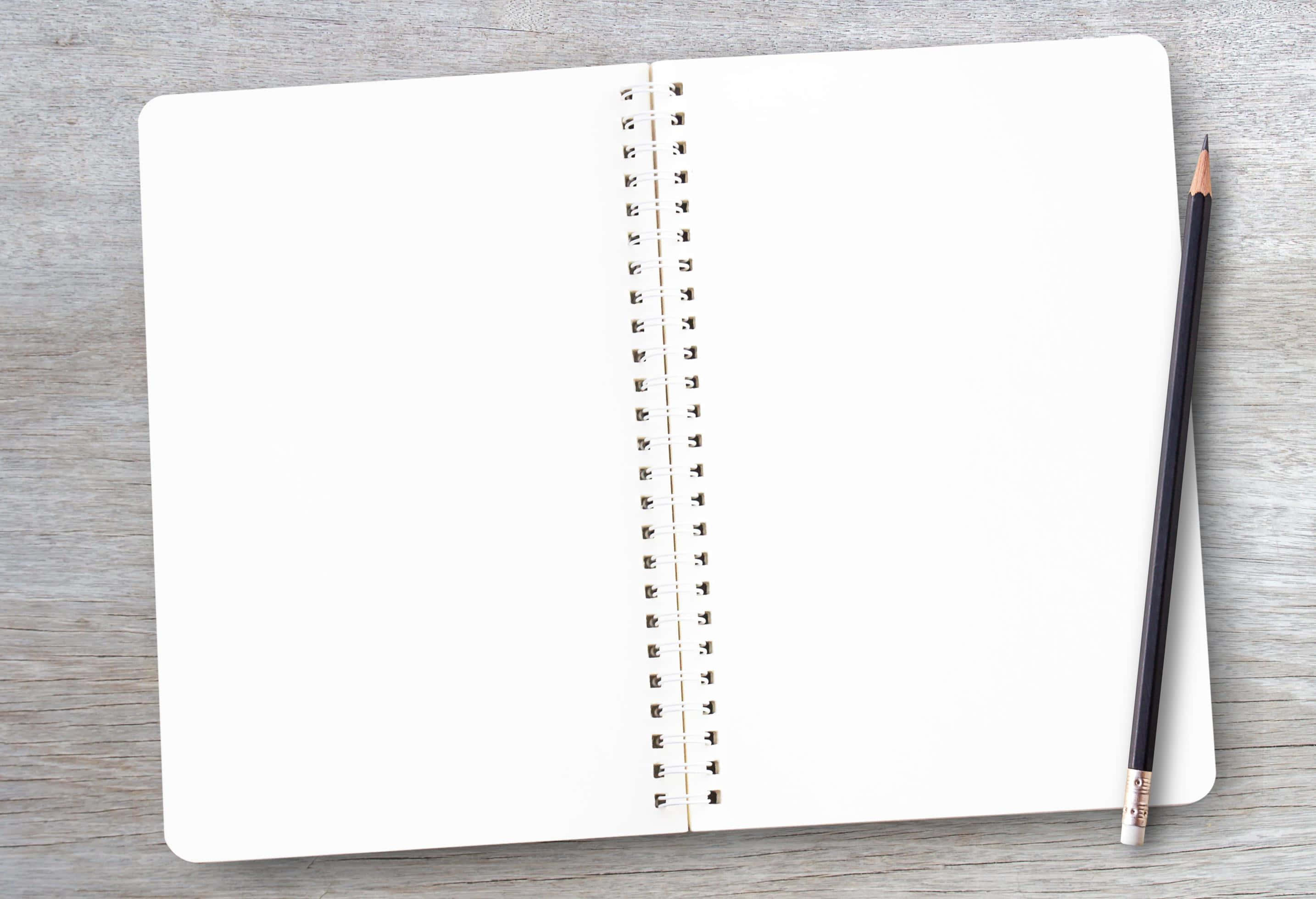 Notebook 桌布 壁紙 — 空白螺旋筆記本連鉛筆放在風化木質表面上，準備進行創意寫作或素描。