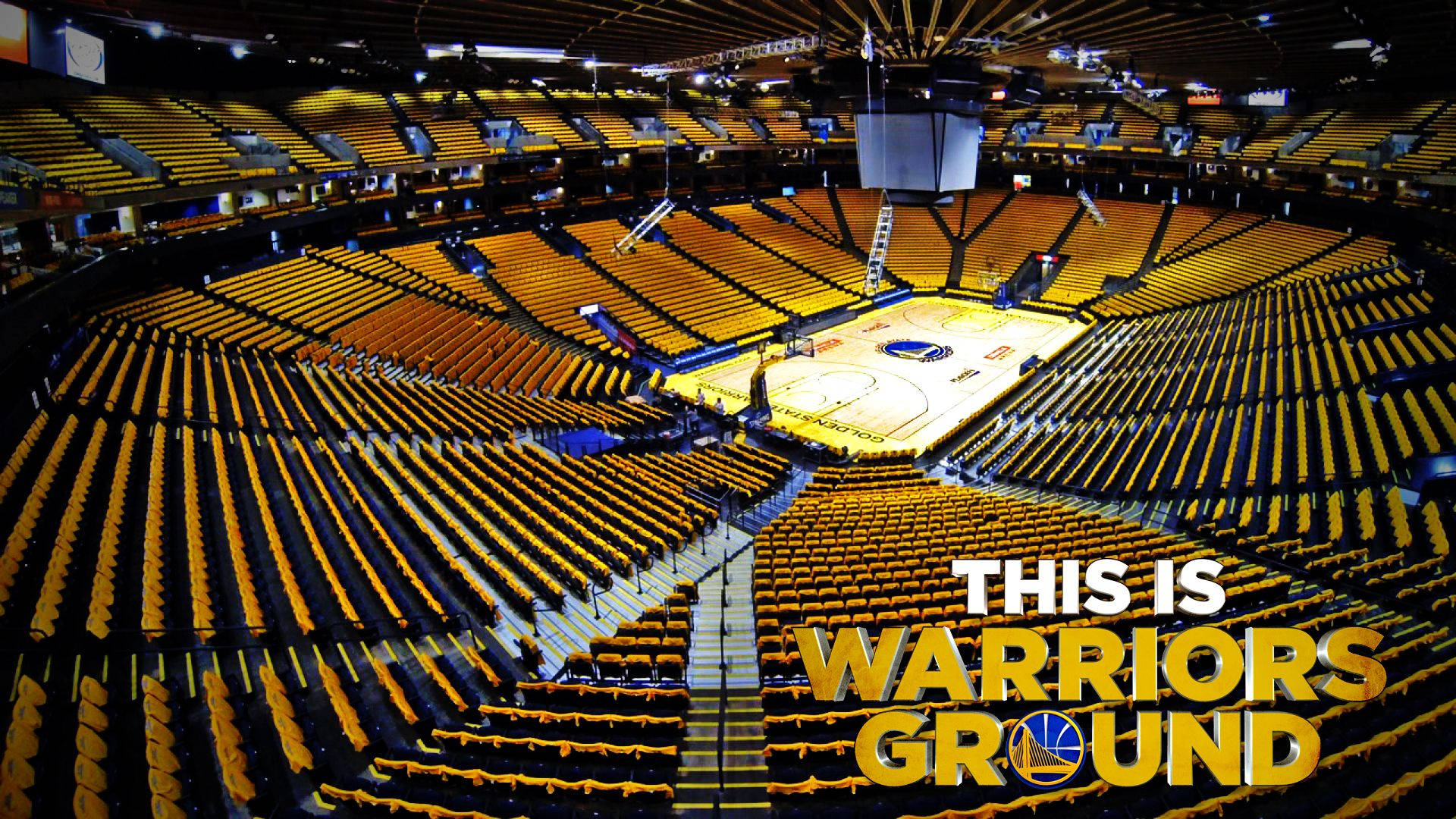 Warriors 桌布 壁紙 — 空蕩蕩的籃球場鳥瞰圖，金色座位環繞著拋光場地，在明亮燈光下。