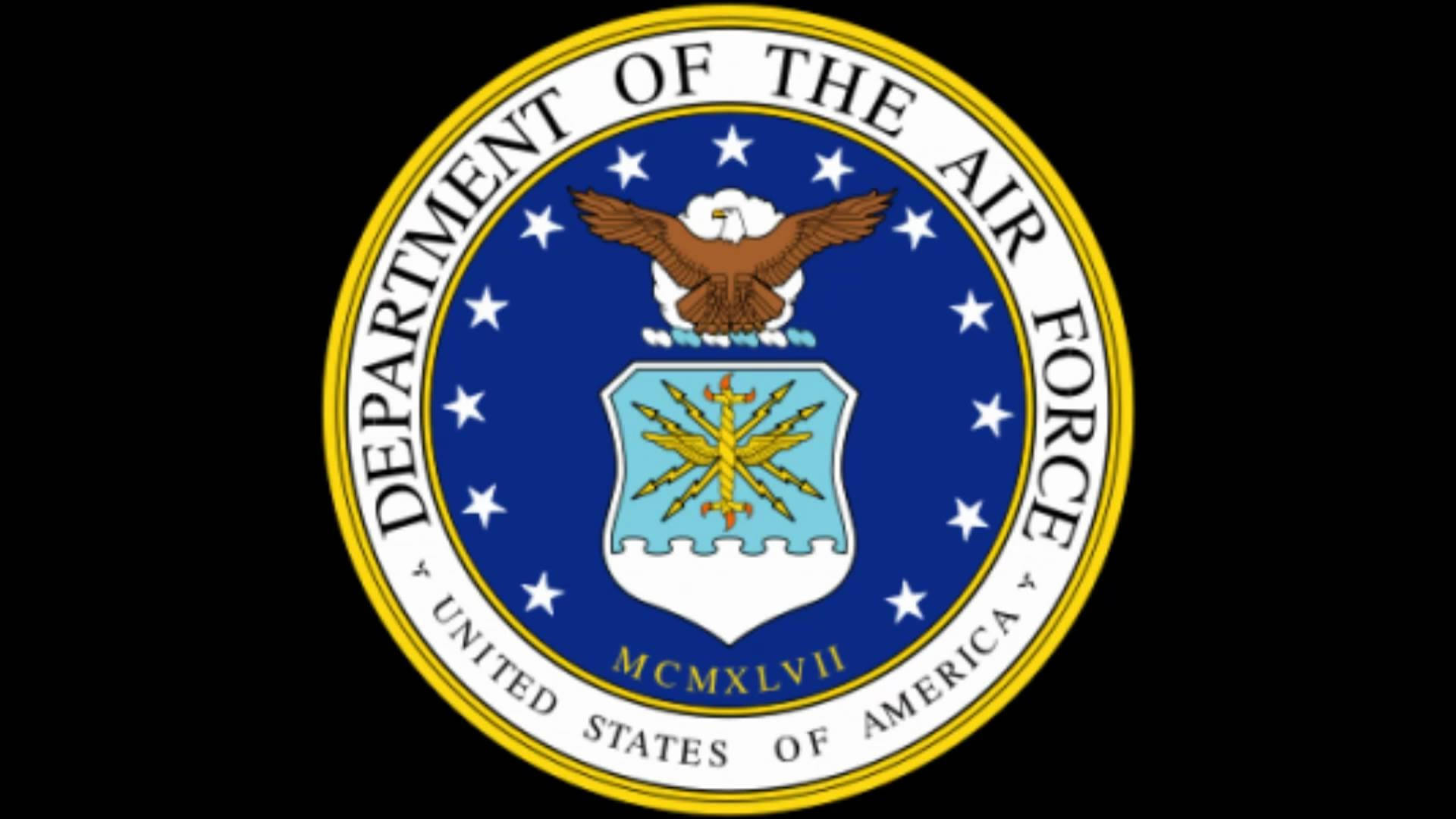 Air Force 桌布 壁紙 — 空軍部官方印章，黑色背景上藍色區域內有星星的盾牌上方有一隻鷹。