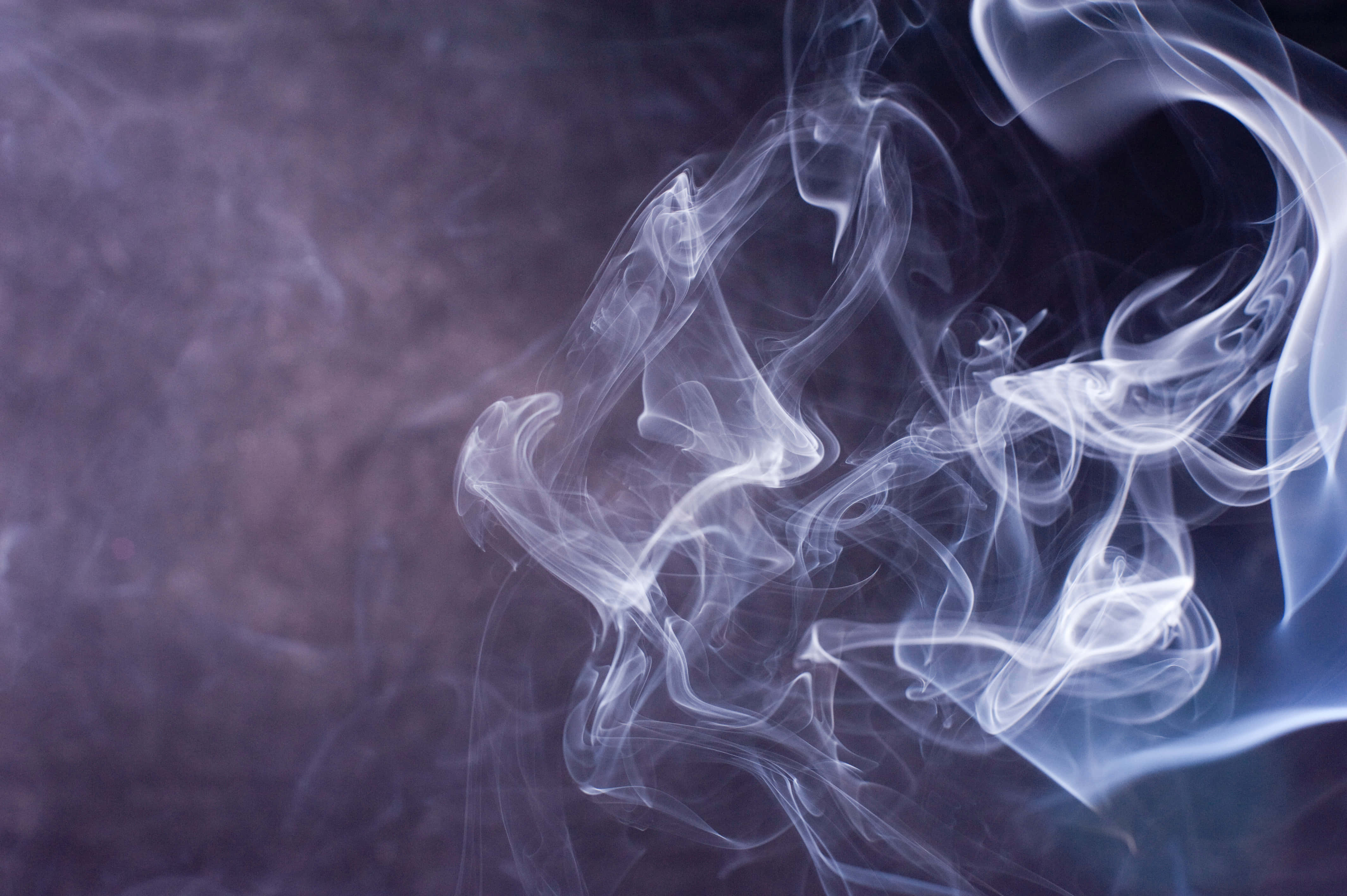 Smokey 桌布 壁紙 — 空靈的白煙在憂鬱的紫色背景上優雅地盤旋，形成柔和的抽象構圖。