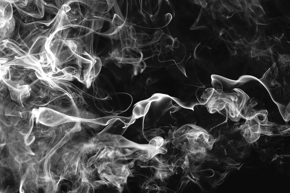 Cool Smoke 桌布 壁紙 — 空靈的白煙在深黑色背景上優雅地旋轉，形成高對比度的單色構圖。
