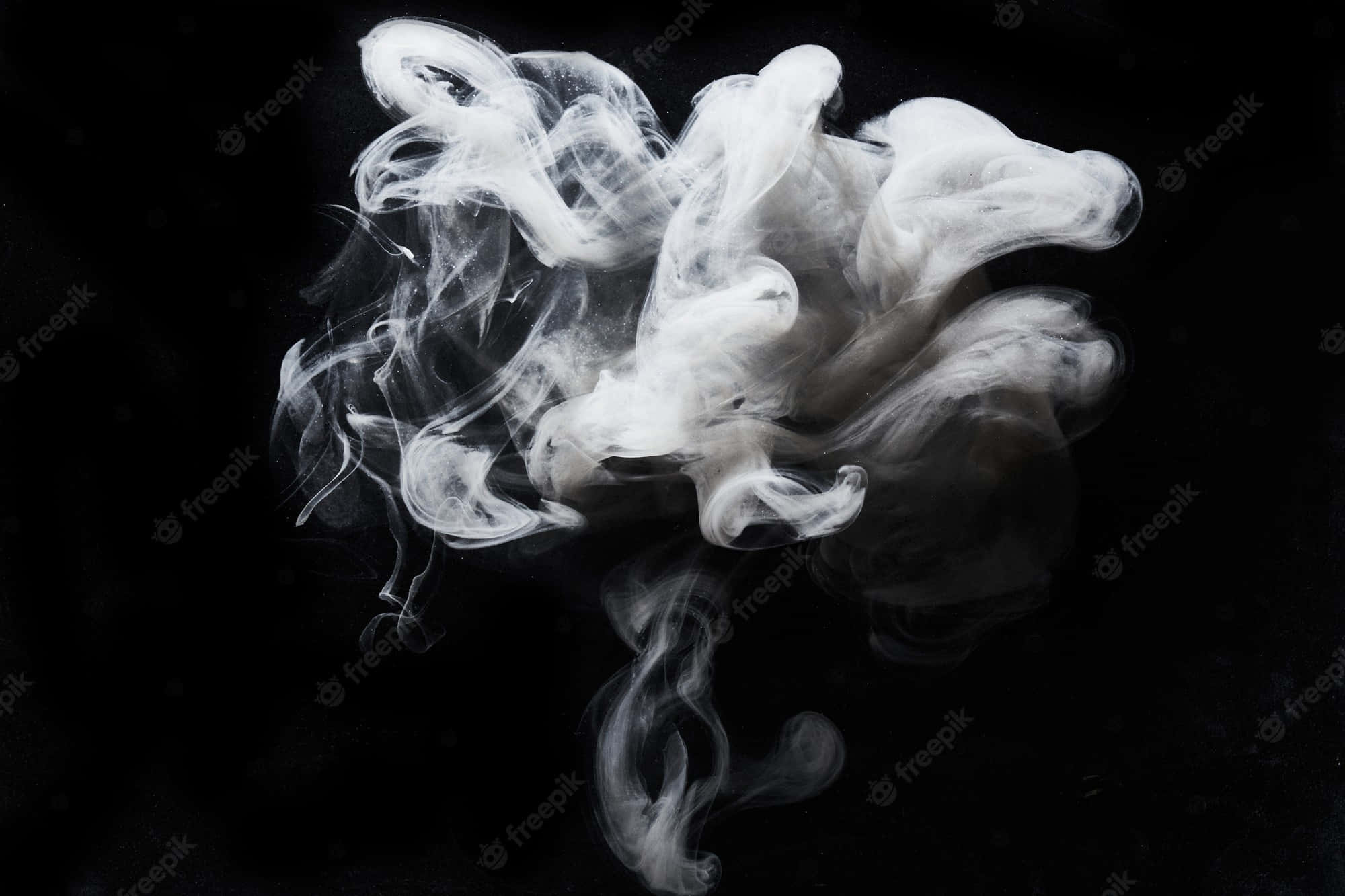 桌布 壁紙 — 空靈的白煙在深黑色背景上動態旋轉，形成戲劇性的抽象形態。