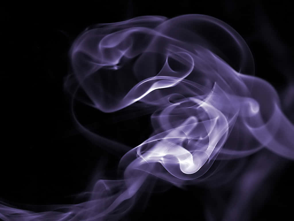 瓦斯 桌布 壁紙 — 空靈的紫色煙霧在深黑色背景上優雅地旋轉，營造出神秘莫測的氛圍。