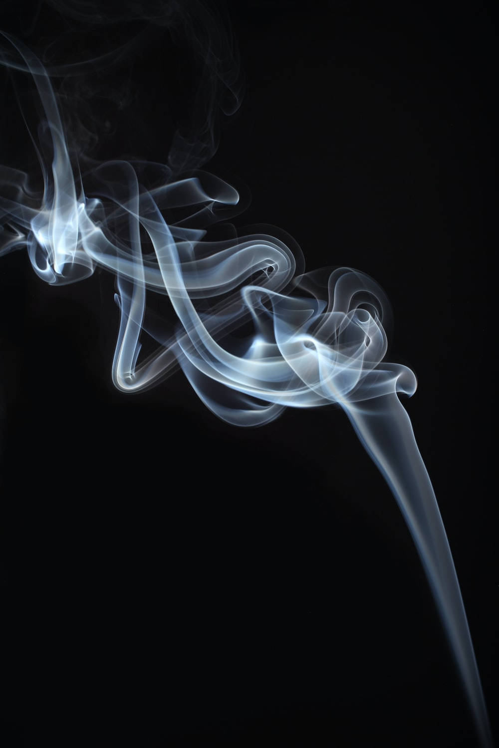 手機 桌布 壁紙 — 空靈的藍白煙霧在純黑背景上優雅地盤旋，形成迷人的抽象流動。