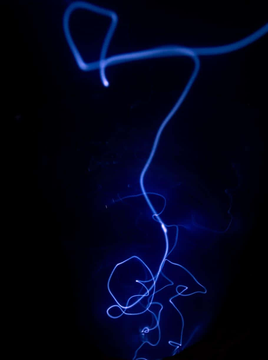 電力 桌布 壁紙 — 空靈的藍色光軌在深邃的黑色虛空中旋轉彎曲，營造出迷人的抽象光芒。