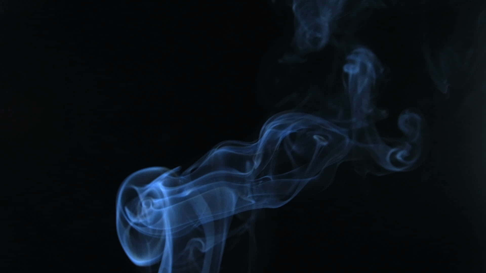 Black Smoke 桌布 壁紙 — 空靈的藍色煙霧在深邃的黑色虛空中優雅地盤旋，形成迷人的抽象形態。