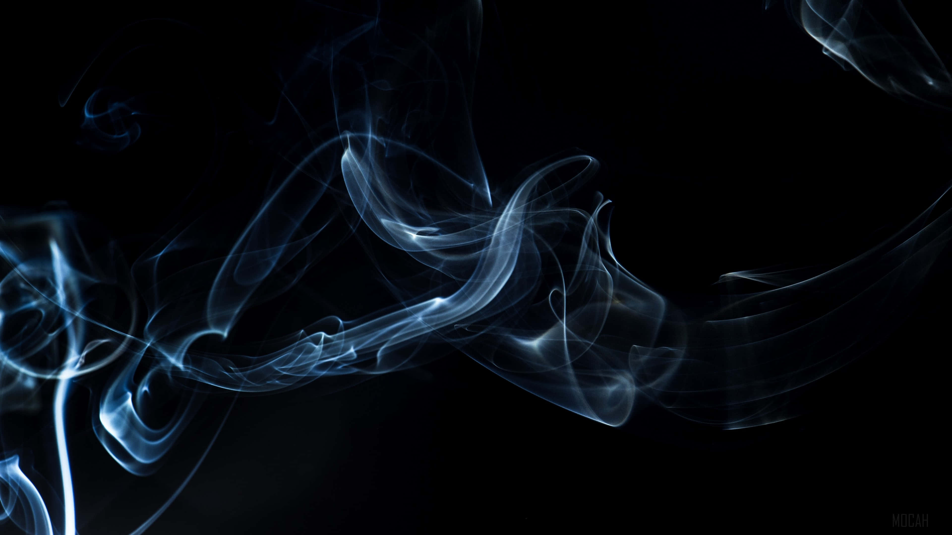 Black Smoke 桌布 壁紙 — 空靈的藍色煙霧在深黑色背景上優雅地旋轉，營造出迷人的抽象動感。