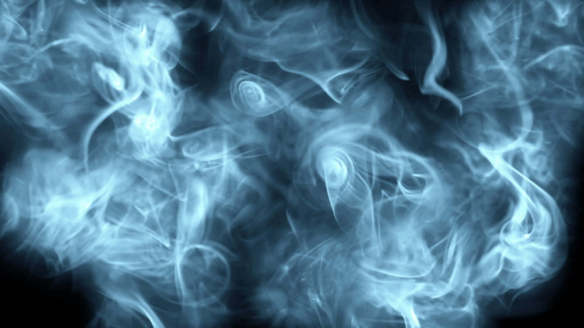 White Smoke 桌布 壁紙 — 空靈的藍色煙霧在黑暗背景中旋轉和捲曲，形成神秘而流暢的抽象圖案。