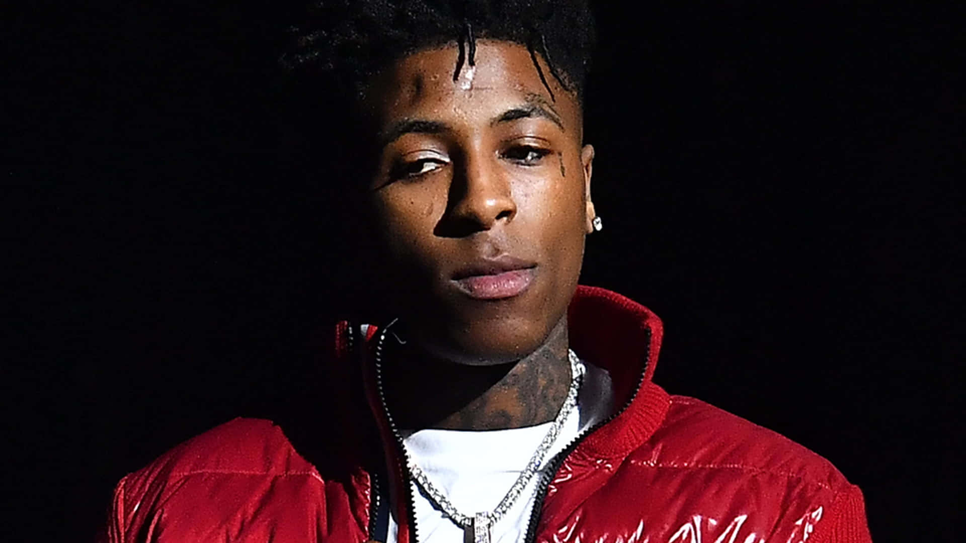穿紅色夾克的年輕男子，頸上戴著項鍊 — NBA Youngboy 壁紙