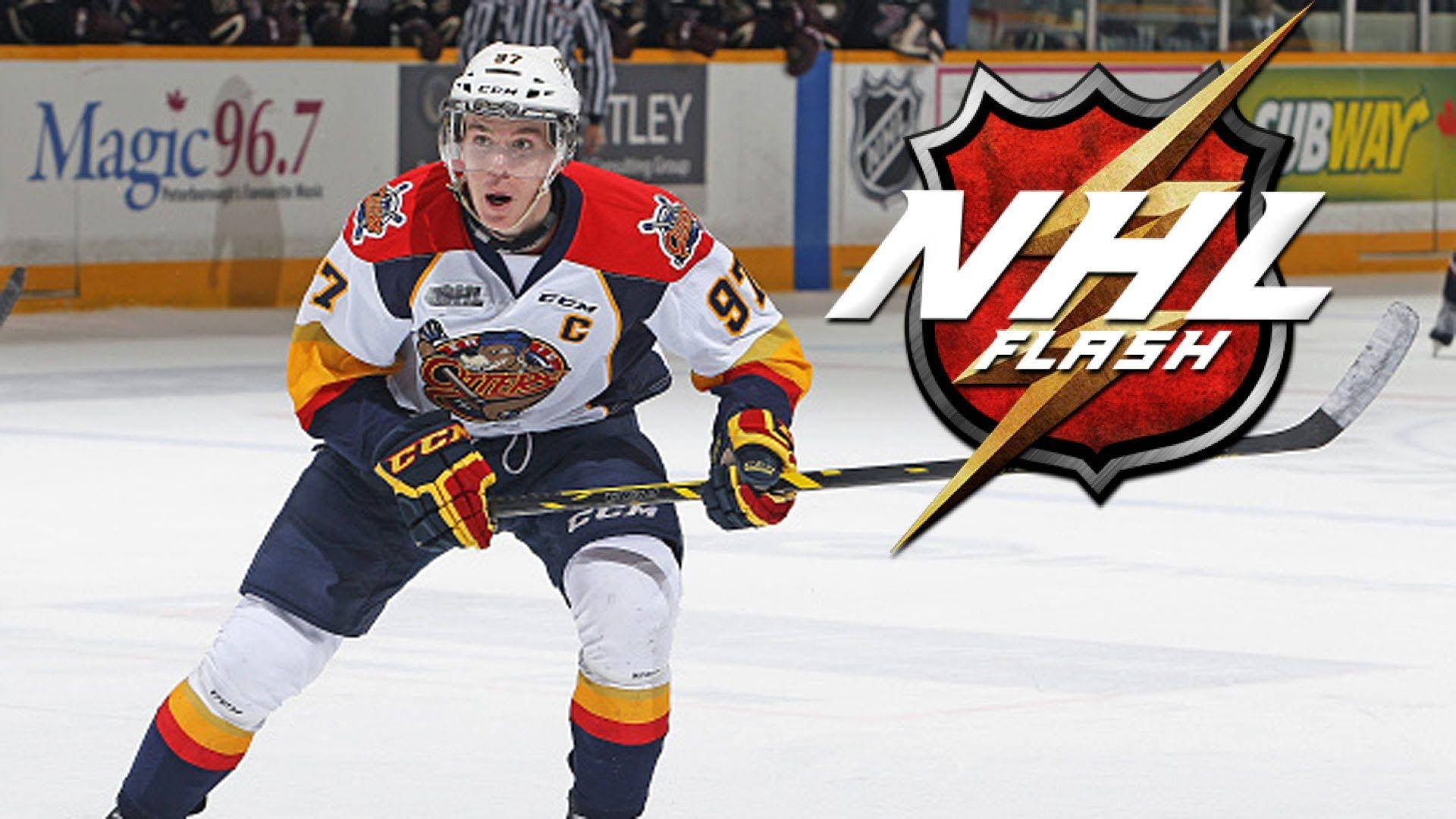 hockey 桌布 壁紙 — 穿著Flames球衣的冰球運動員在冰上激烈滑行，帶有NHL Flash標誌覆蓋層。