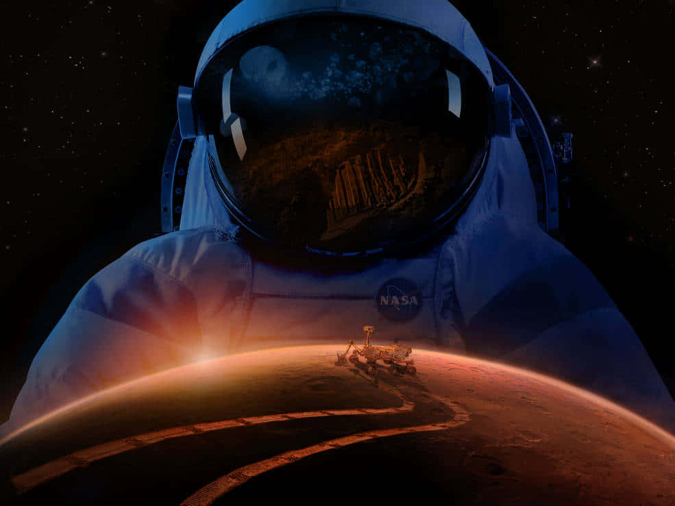 Space Colonization 桌布 壁紙 — 穿著NASA太空衣的太空人凝視著火星，表面有探測車，背景是星空。