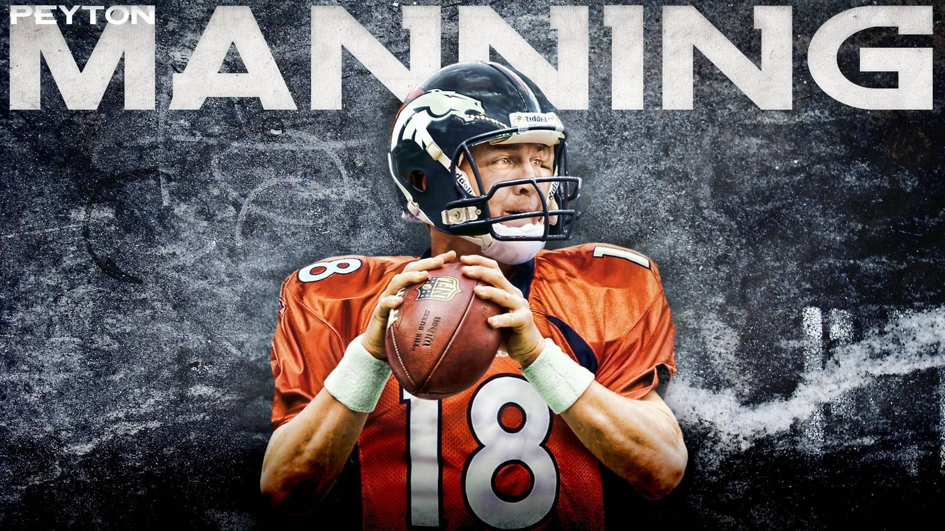 NFL Players 桌布 壁紙 — 穿著丹佛野馬隊球衣的佩頓·曼寧手持橄欖球，準備投擲，背景粗糙有紋理，並以粗體字顯示他的名字。