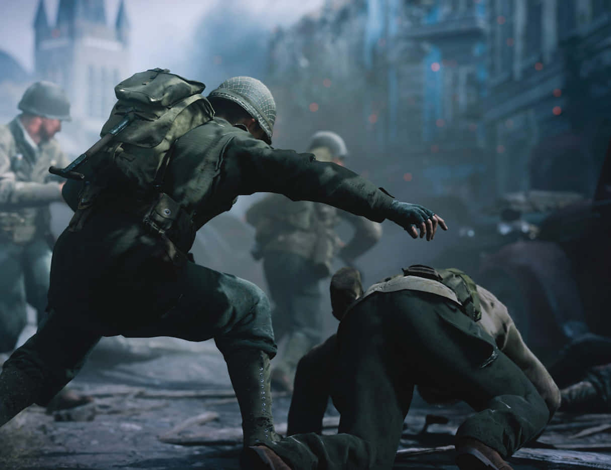 Ww2 桌布 壁紙 — 穿著二戰裝備的士兵在煙霧瀰漫、戰火摧殘的城市街道上，在昏暗的暮光下前進。